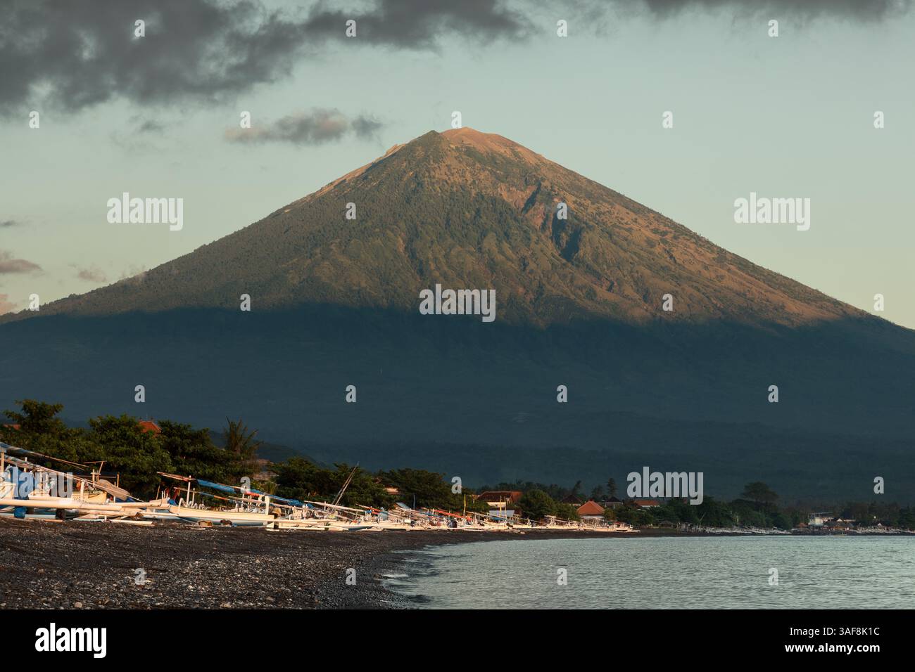 Magnifique vue sur le volcan du mont Agung depuis le village côtier d'Amed sur l'île de Bali Banque D'Images