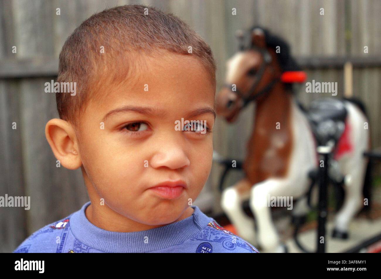 NP 137449 - - LIVRAISON À : RÉGIONS A OU B - - 3/19/2002 LUVERNE, ALA. - - INFO LÉGENDE : 12/24 Andrew Mills, 2 ans, n'a aucune idée que sa vie teste les frontières raciales dans l'Alabama rural. - Times photo par : Douglas R. Clifford - - histoire par : sandler - - SCANNÉ PAR : rdc - - DATE D'EXÉCUTION : 3/24/2002 (crédit image : St Petersburg Times/ZUMAPRESS.com) Banque D'Images