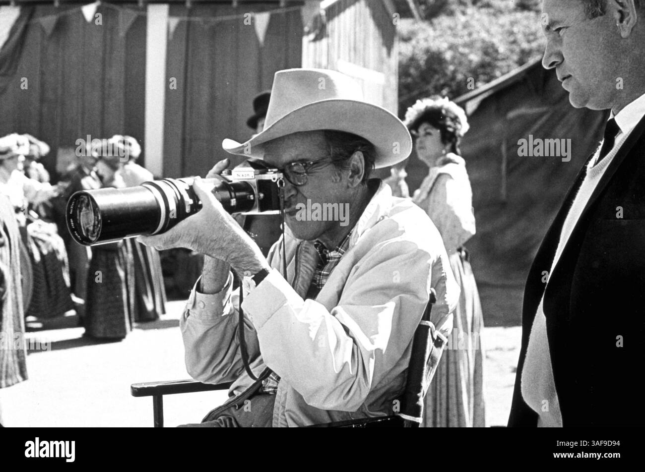 3 septembre 2014 - dossier - le réalisateur Andrew V McLaglen, qui était surtout connu pour ses westerns et ses films d'action, dont les oies sauvages et McLintock !, est décédé à l'âge de 94 ans. Le cinéaste travaille régulièrement avec John Wayne, réalisant la star dans McLintock !, L'invaincu, Chisum, Cahill US Marshal et Hellfighters. La nouvelle de la mort de McLaglen a été confirmée par la succession du regretté acteur, John Wayne Enterprises. La carrière du réalisateur britannique s'étend des années 1950 au début des années 1990 PICTURED - 1966, titre du film : RARE BREED, réalisateur : ANDREW V McLAGLEN on Set. (Crédit image : © Universal Pictures/Entertainmen Banque D'Images