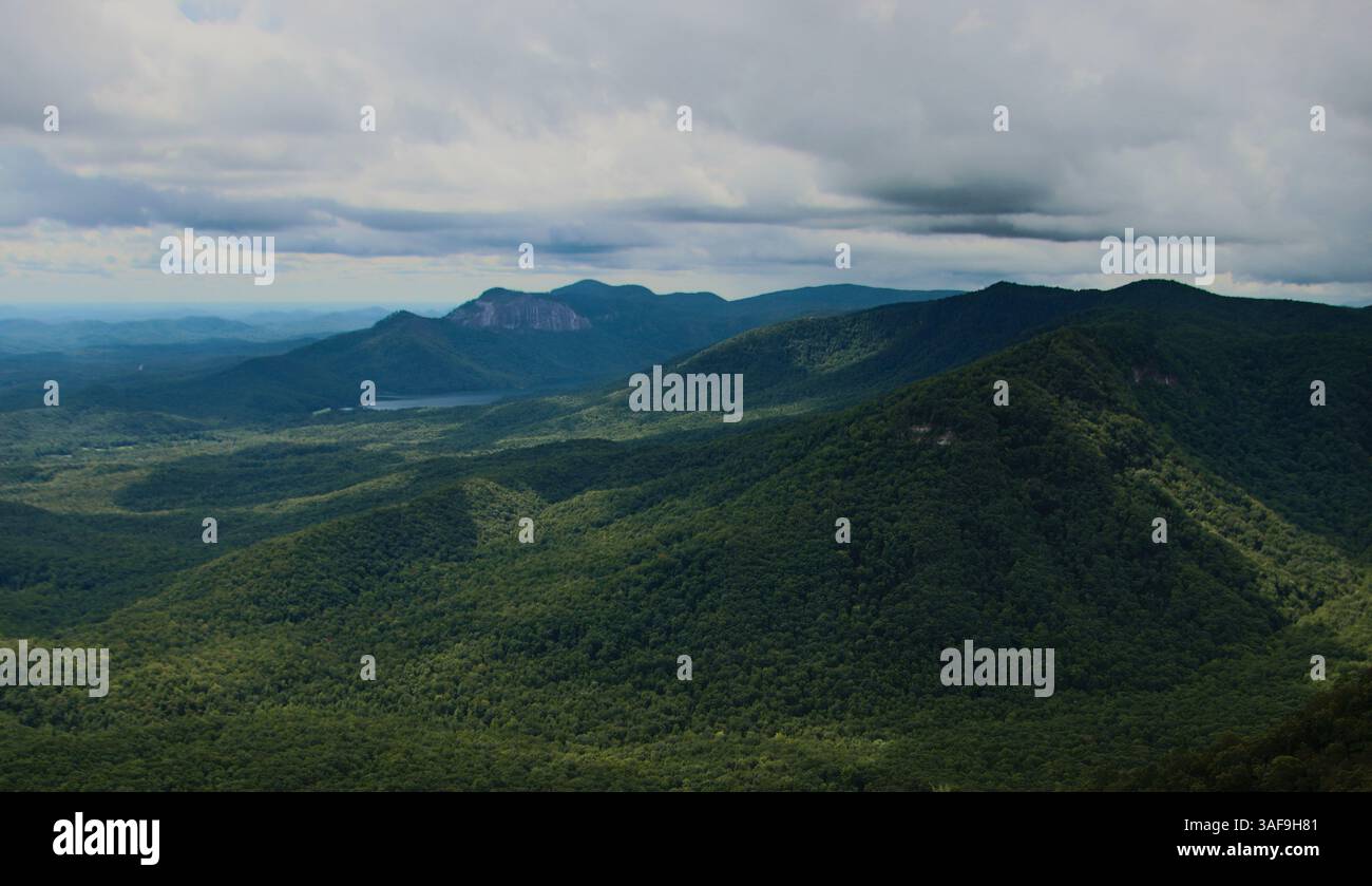 Là où le ciel rencontre les montagnes, un point de vue épique pour chaque explorateur poursuivant l'horizon Caesar Head State Park Banque D'Images
