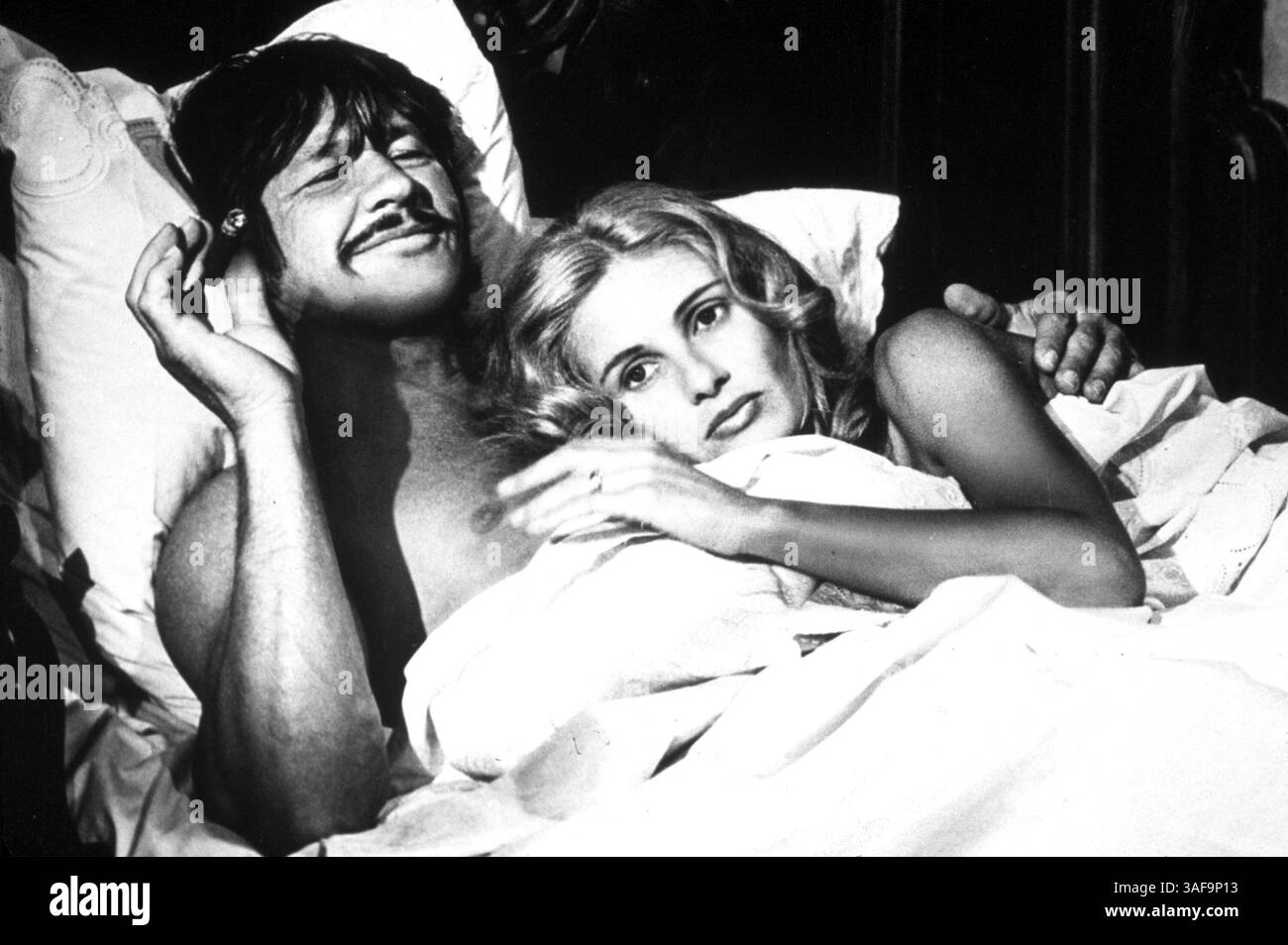 (PHOTO DU DOSSIER) L'acteur CHARLES BRONSON est mort de pheumonie à l'âge de 81 ans, après avoir été hospitalisé pendant des semaines. Bronson a joué le rôle du dur dans des films d'action tels que Death Wish. Il a construit son image macho dans les films européens en France, en Italie et en Espagne avant de trouver une popularité aux États-Unis. PHOTO : 1976, TITRE DU FILM : DE MIDI À TROIS, RÉALISATEUR : FRANK D GILROY, PHOTO : BED (IN/ON), CHARLES BRONSON, FRANK D GILROY, JILL IRELAND. (Crédit image : SNAP/ZUMAPRESS.com) Banque D'Images