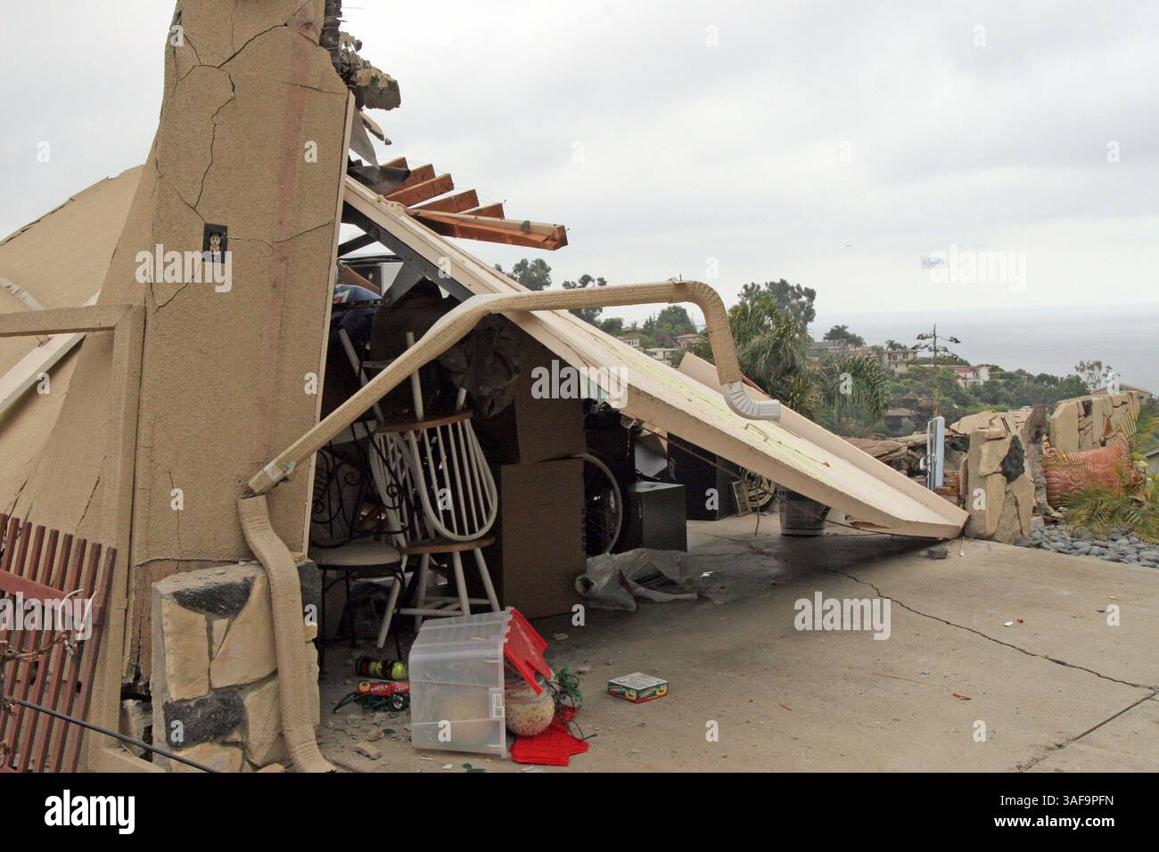 05 juin 2005 ; Laguna Beach, CALIFORNIE, États-Unis ; un glissement de terrain massif dans la ville de Laguna Beach, en Californie, dans le comté d'Orange, a provoqué l'écrasement de 18 maisons sur une colline dans la région de Bluebird Canyon le 1er juin 2005, laissant beaucoup d'autres avec des dommages structurels. Au moins 500 maisons de la région ont été évacuées. Photo : des maisons ont été détruites au bout de la route Flamingo, qui a été divisée en deux niveaux par le toboggan. . (Crédit image : Andrew Silk/ZUMAPRESS.com) Banque D'Images