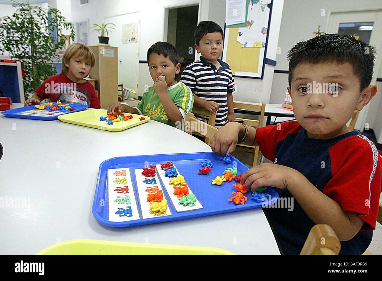 Darwin Reyes et ses copains de Community Bridges Day Care Center dans le centre-ville de Santa Cruz se débrouillent sans papier, crayons et autres fournitures grâce à l'impasse budgétaire de l'État. Photo de Dan Coyro, Santa Cruz Sentinel (crédit image : Santa Cruz Sentinel/ZUMAPRESS.com) Banque D'Images