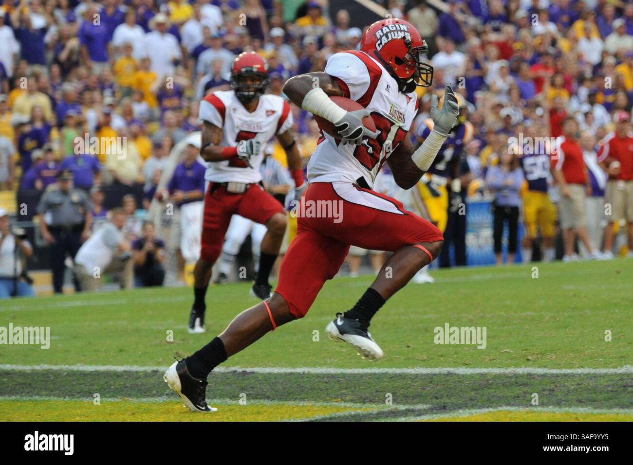 19 septembre 2009 : sécurité sans EMPLOI, Gerren Blount, retourne une passe interceptée lors d'une compétition de samedi soir entre l'Université de Lafayette en Louisiane et la LSU au Tiger Stadium. LSU gagnerait le match 31-3 (image crédit : SGM/ZUMAPRESS.com) Banque D'Images