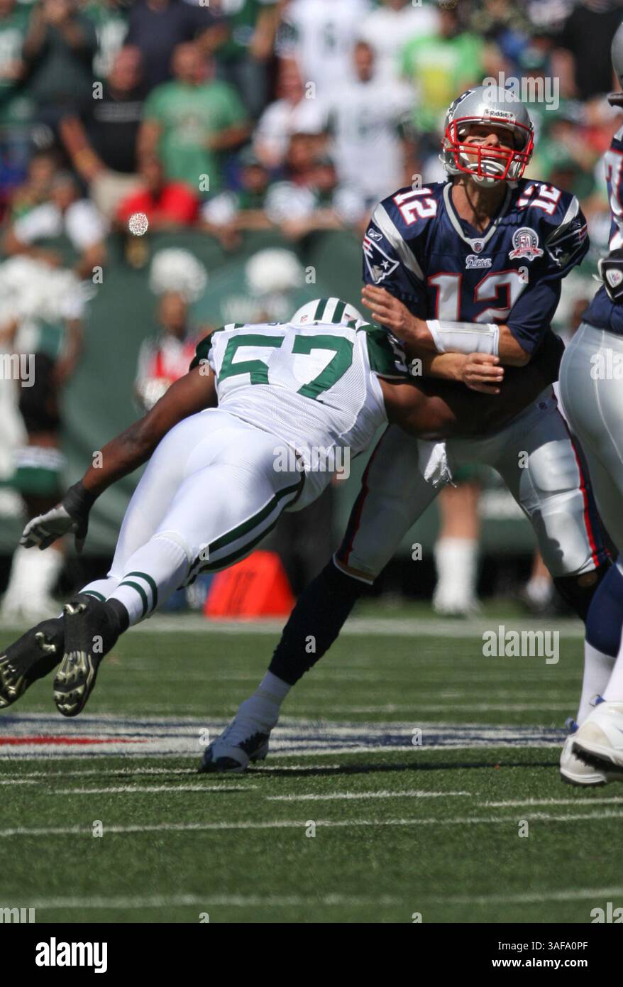 20 septembre 2009 : le quarterback #12 des New England Patriots Tom Brady est frappé par le linebacker #57 des New York jets Bart Scott. . Les jets de New York ont battu les Patriots de la Nouvelle-Angleterre 16-9 au Giants Stadium de Rutherford, New Jersey (crédit image : SGM/ZUMAPRESS.com) Banque D'Images