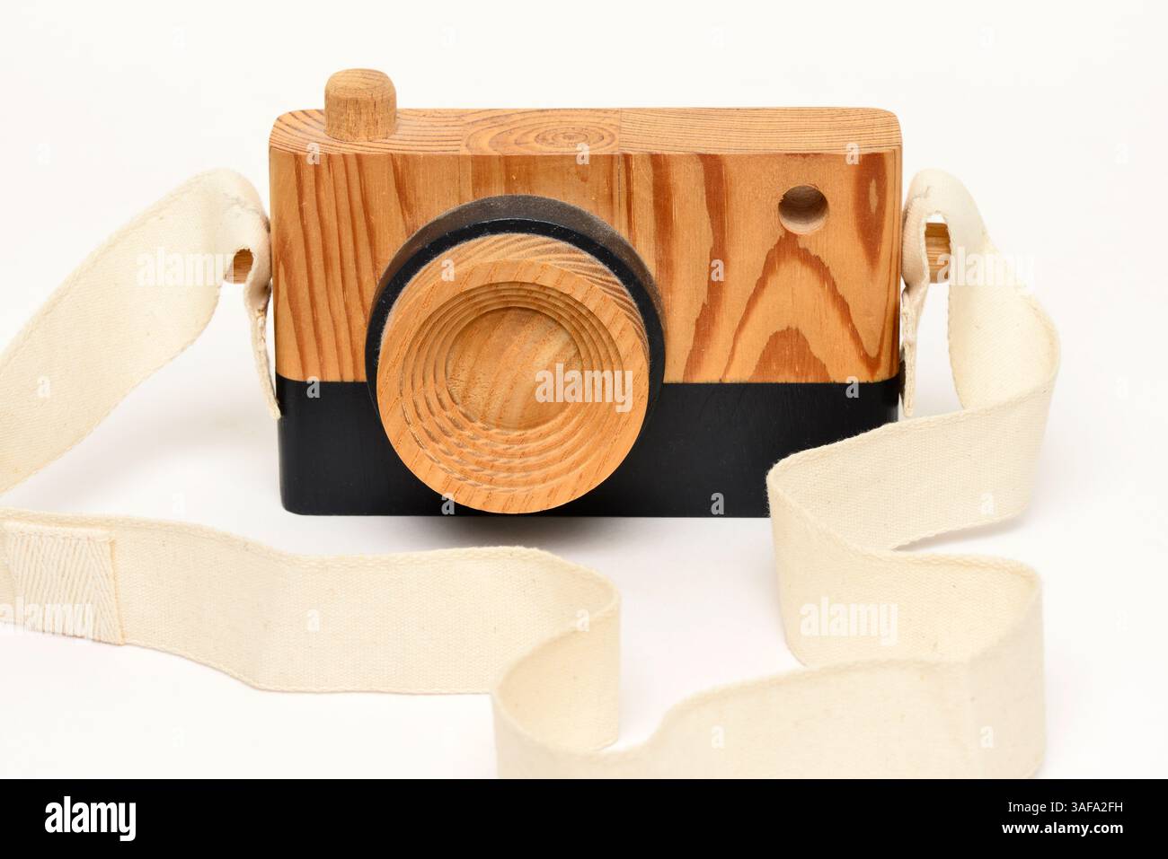 appareil photo jouet en bois, appareil photo jouet en bois, appareil photo jouet, créativité, concept de photographie, appareil photo jouet en bois minimaliste, appareil photo jouet en bois de nature morte Banque D'Images