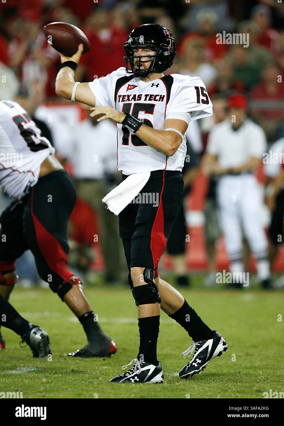 26 septembre 2009 : le quarterback Taylor Potts de Texas Tech envoie une passe à un receveur en attente au deuxième quart de match contre les Cougars de Houston au Robertson Stadium sur le campus de l'Université de Houston à Houston, TX (crédit image : SGM/ZUMAPRESS.com) Banque D'Images