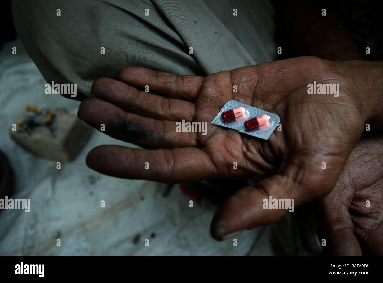 Jun 01, 2006 - Peshawar, NWFP, Pakistan - un médicament emballé est affiché par un toxicomane. Des milliers d'héroïnomanes vivent dans les égouts sous les ponts de l'ouest du Pakistan. La plupart d'entre eux volent pour payer des médicaments, qui sont bon marché et facilement accessibles. En raison de leur dépendance aux drogues et de leurs conditions de vie déplorables, de nombreux consommateurs meurent jeunes. Le nombre de centres de réadaptation réussis est proche de zéro. La date est approximative (crédit image : Jenna Schoenefeld/ZUMAPRESS.com) Banque D'Images