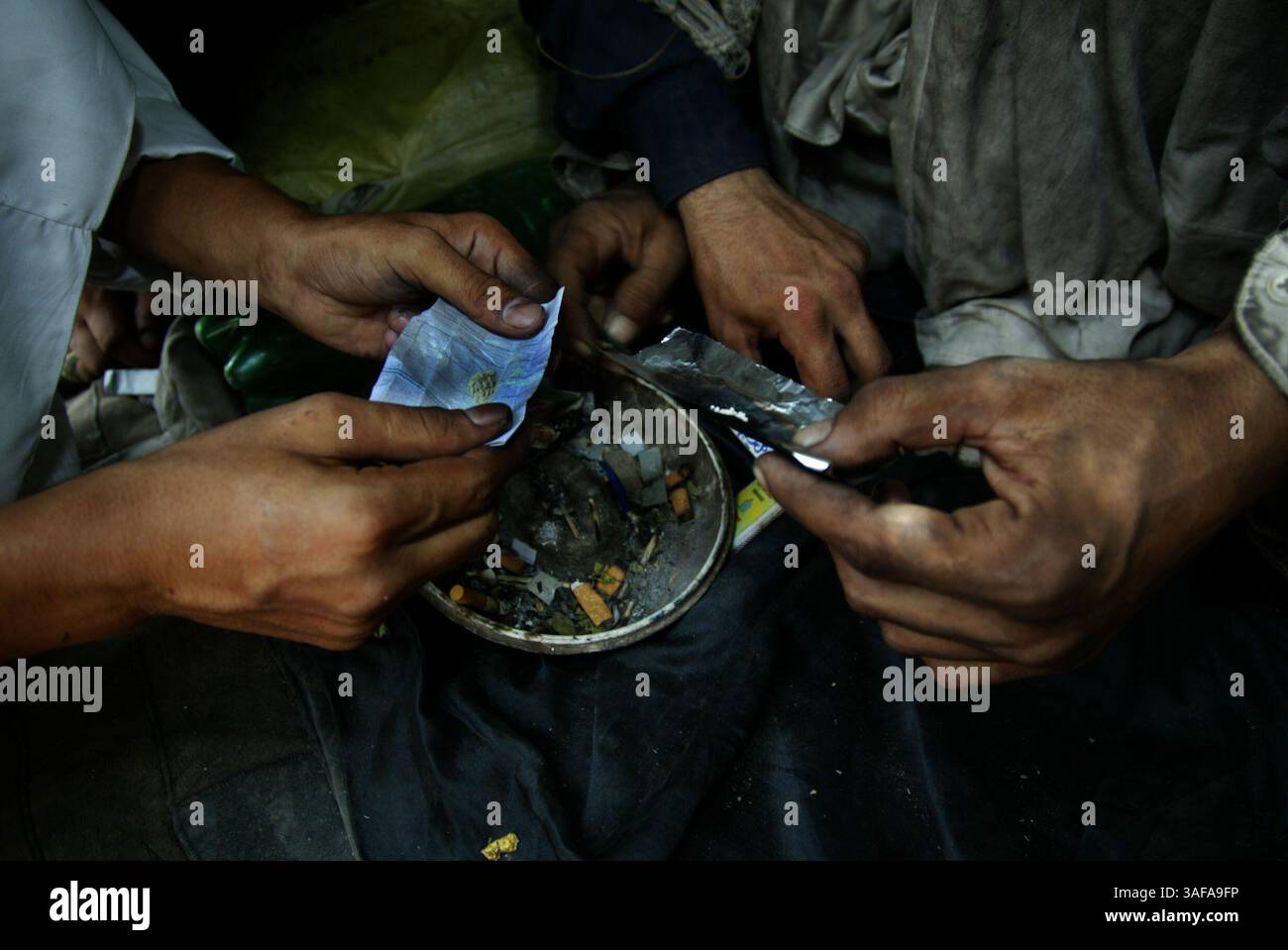Jun 01, 2006 - Peshawar, NWFP, Pakistan - les poudres sont séparées en touffes sur des feuilles de papier d'aluminium. Des milliers d'héroïnomanes vivent dans les égouts sous les ponts de l'ouest du Pakistan. La plupart d'entre eux volent pour payer des médicaments, qui sont bon marché et facilement accessibles. En raison de leur dépendance aux drogues et de leurs conditions de vie déplorables, de nombreux consommateurs meurent jeunes. Le nombre de centres de réadaptation réussis est proche de zéro. La date est approximative (crédit image : Jenna Schoenefeld/ZUMAPRESS.com) Banque D'Images
