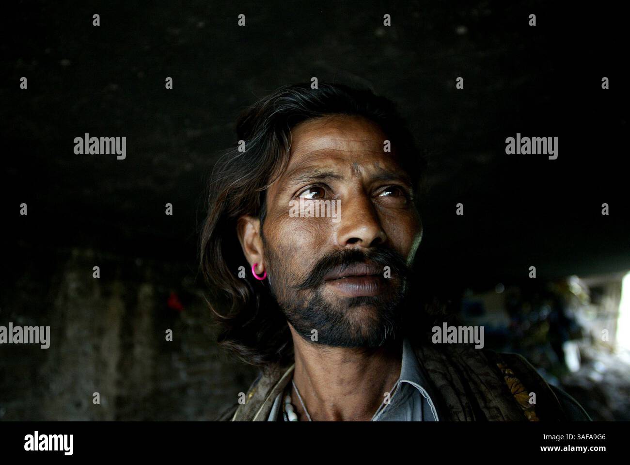 01 juin 2006 - Peshawar, PFNL, Pakistan - Un homme regarde sous un pont. Des milliers d'héroïnomanes vivent dans les égouts sous les ponts de l'ouest du Pakistan. La plupart d'entre eux volent pour payer des médicaments, qui sont bon marché et facilement accessibles. En raison de leur dépendance aux drogues et de leurs conditions de vie déplorables, de nombreux consommateurs meurent jeunes. Le nombre de centres de réadaptation réussis est proche de zéro. La date est approximative (crédit image : Jenna Schoenefeld/ZUMAPRESS.com) Banque D'Images