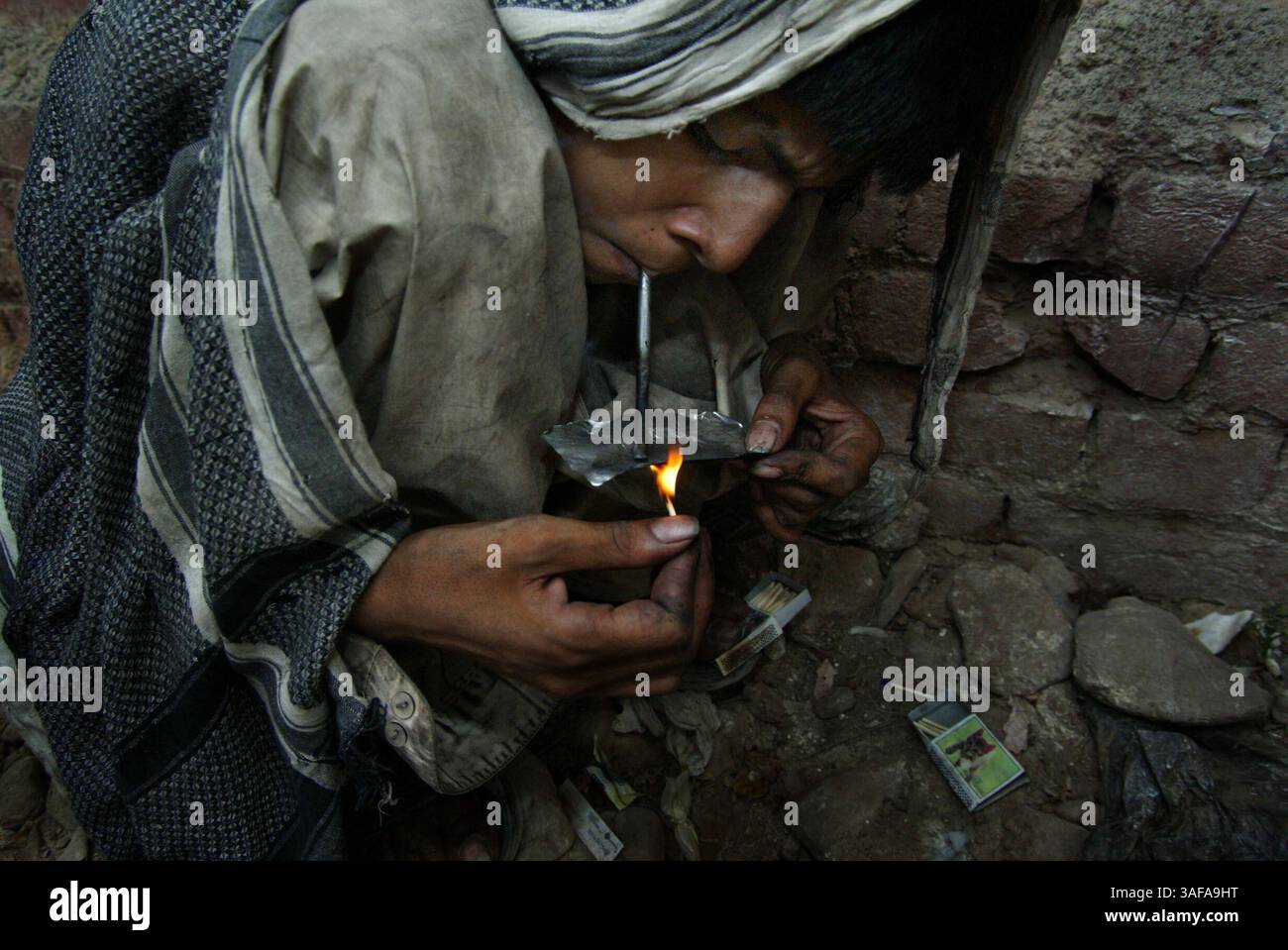 31 mai 2006 - Peshawar, PFNL, Pakistan - Un morceau de papier d'aluminium est la plate-forme pour de nombreux toxicomanes. Des milliers d'héroïnomanes vivent dans les égouts sous les ponts de l'ouest du Pakistan. La plupart d'entre eux volent pour payer des médicaments, qui sont bon marché et facilement accessibles. En raison de leur dépendance aux drogues et de leurs conditions de vie déplorables, de nombreux consommateurs meurent jeunes. Le nombre de centres de réadaptation réussis est proche de zéro. La date est approximative (crédit image : Jenna Schoenefeld/ZUMAPRESS.com) Banque D'Images