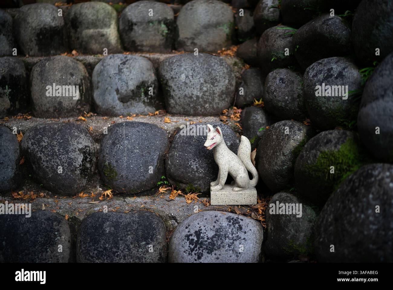 Statue du renard au sanctuaire Fushimi Inari Taisha, Kyoto – symbole emblématique du culte Inari Banque D'Images