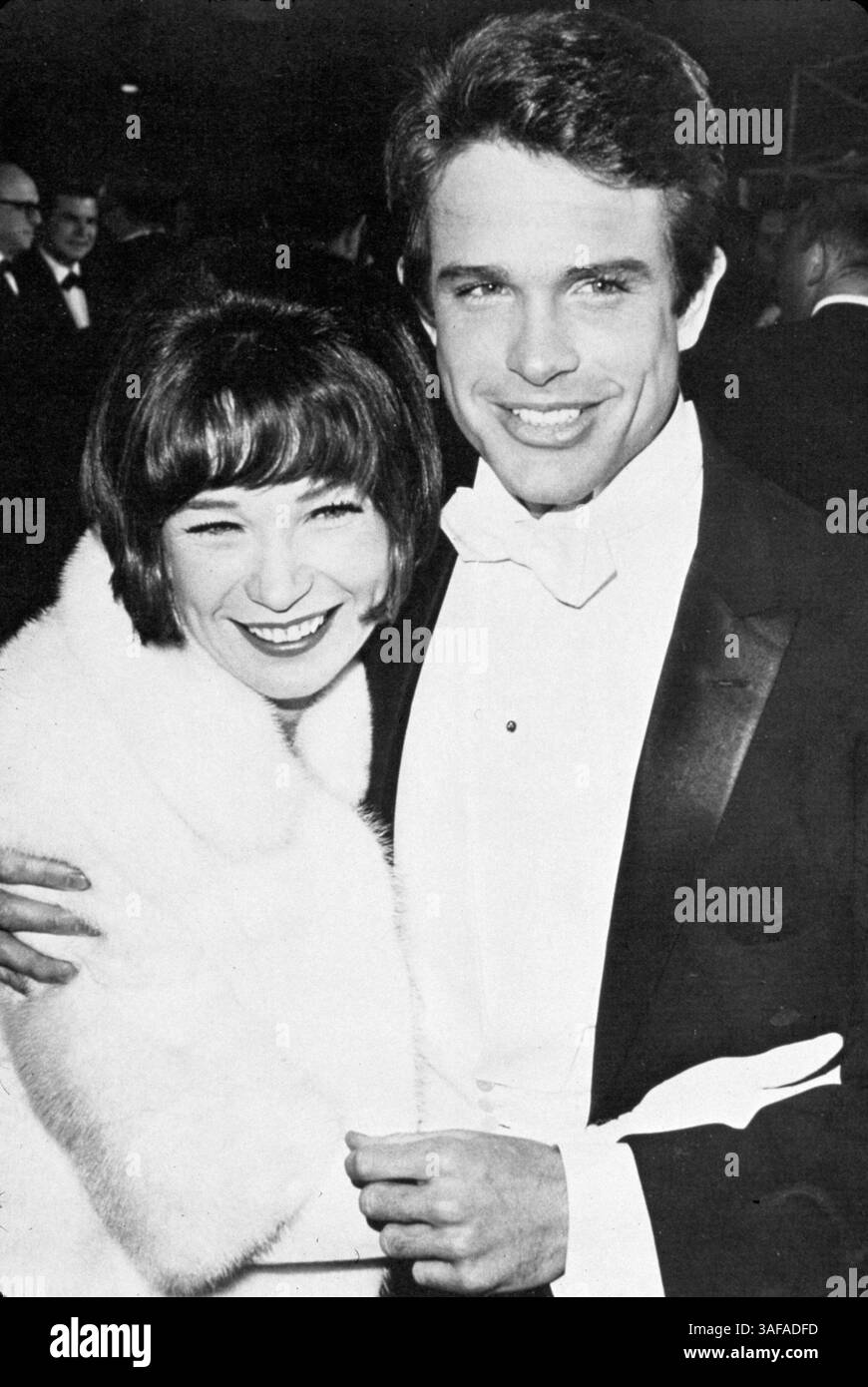 01 juin 1965 ; Hollywood, Californie, États-Unis ; 1965, PHOTO : CÉRÉMONIE DE REMISE DES PRIX DE L'ACADÉMIE, ARRIVÉE, WARREN BEATTY, FRÈRE ET SŒUR, VÊTEMENTS, FOURRURE, SHIRLEY MacLaine.. (Crédit image : Austral/ZUMAPRESS.com) Banque D'Images