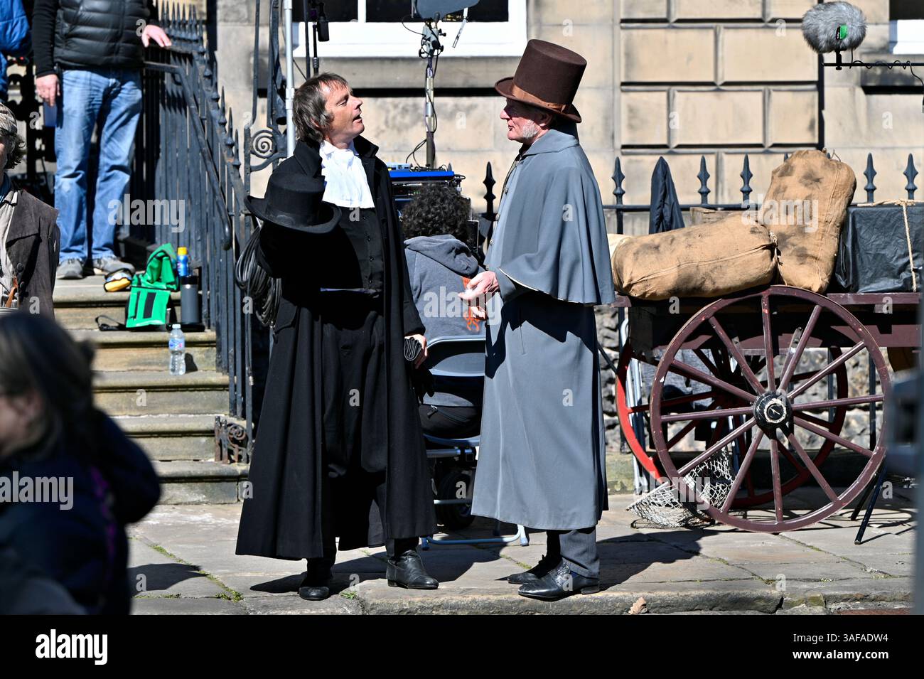 Édimbourg, Écosse, Royaume-Uni. 7 avril 2025. Tournage dans une Charlotte Square fermée, un drame d'époque 'Miss Pirie et Miss Woods', une histoire vraie qui se déroule en l'an 1810, avec Flora Nicholson et Charlie Murphy. Crédit : Craig Brown/Alamy Live News Banque D'Images