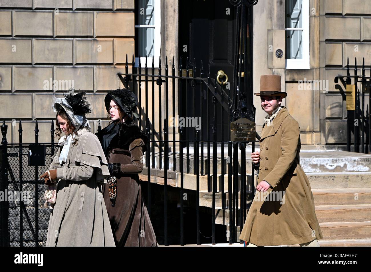 Édimbourg, Écosse, Royaume-Uni. 7 avril 2025. Tournage dans une Charlotte Square fermée, un drame d'époque 'Miss Pirie et Miss Woods', une histoire vraie qui se déroule en l'an 1810, avec Flora Nicholson et Charlie Murphy. Crédit : Craig Brown/Alamy Live News Banque D'Images