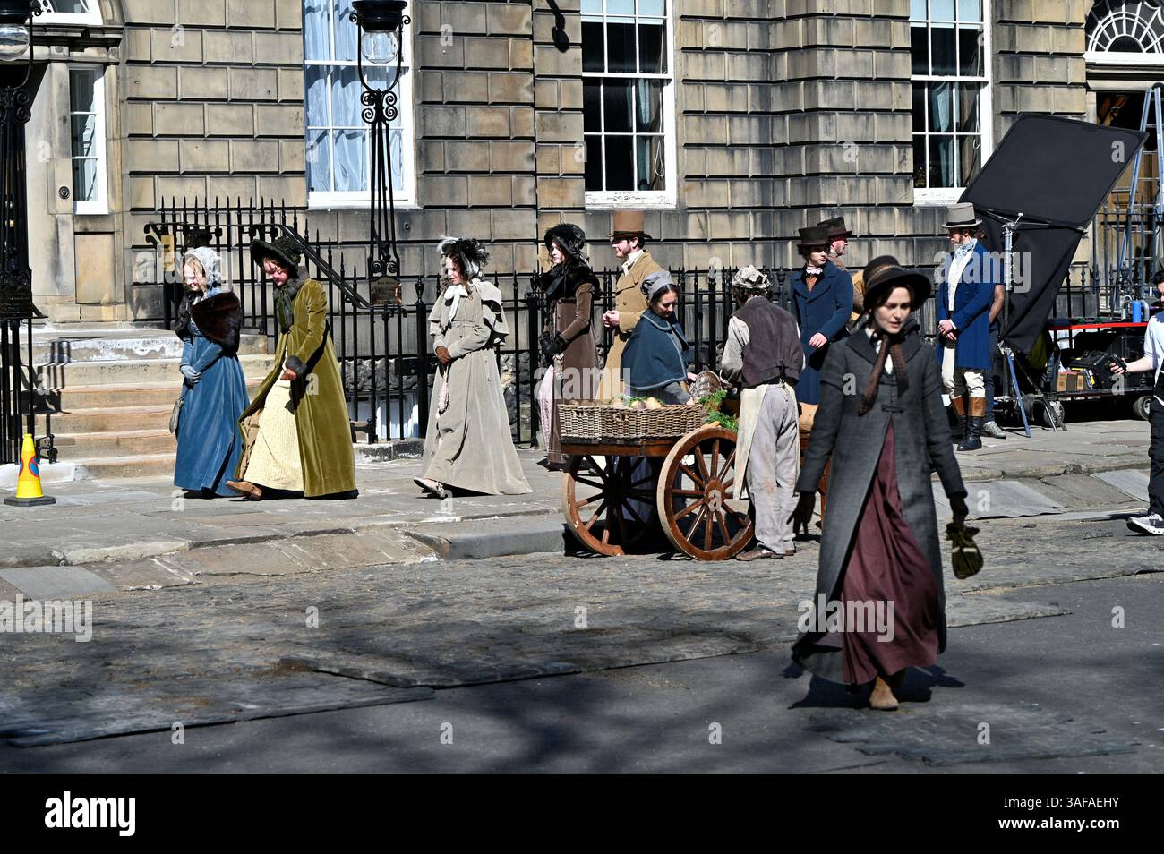 Édimbourg, Écosse, Royaume-Uni. 7 avril 2025. Tournage dans une Charlotte Square fermée, un drame d'époque 'Miss Pirie et Miss Woods', une histoire vraie qui se déroule en l'an 1810, avec Flora Nicholson et Charlie Murphy. Crédit : Craig Brown/Alamy Live News Banque D'Images