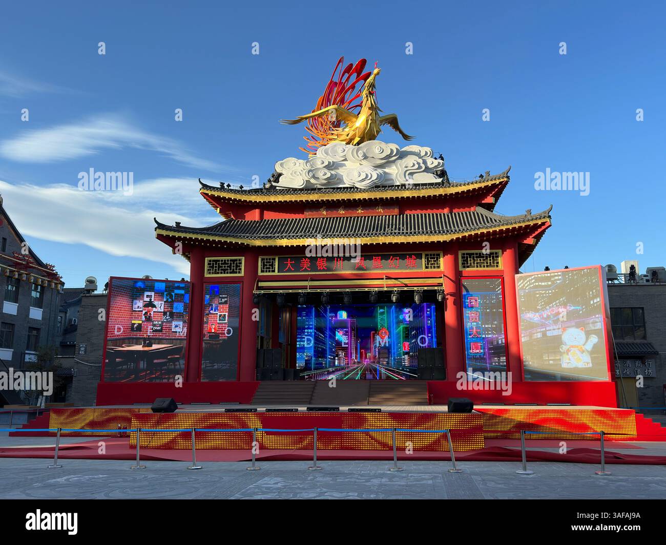 Vue imprenable sur une structure chinoise traditionnelle avec un phénix doré sur le dessus. Yinchuan, Chine Banque D'Images