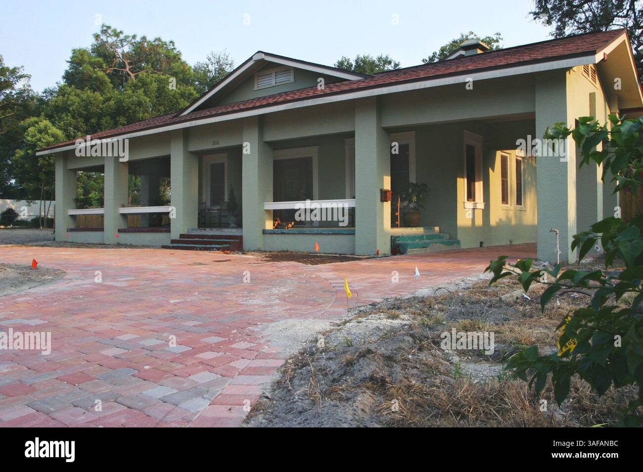 LÉGENDE : ( TAMPA 9/14/2005). La maison de Rich Guagliardo, (cq), et Claude Maggi, (cq), résidents de Seminole Heights, situé au large de McBerry, à Tampa, Floride, le mercredi 14 septembre, 2005. Guageliardo et Maggi restaurent un bungalow enveloppant de style porche des années 1920 construit par un propriétaire foncier d'origine dans la région. (Photo Times de William Dunkley)..RÉSUMÉ DE L'HISTOIRE :. Claude Maggi, (cq), et Rich Guagliardo, (crédit image : St Petersburg Times/ZUMAPRESS.com) Banque D'Images