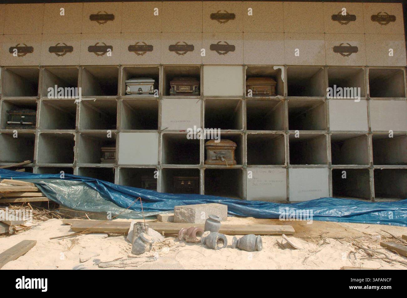 LÉGENDE : (03/09/2005, Biloxi, Miss.) Le mausolée de Southern Memorial Gardens à Biloxi, Miss., a été déchiré et les restes de ceux qui étaient enterrés éparpillés à travers la ville côtière par la puissante onde de tempête de l'ouragan Katrina. Le propriétaire du cimetière (crédit image : St Petersburg Times/ZUMAPRESS.com) Banque D'Images