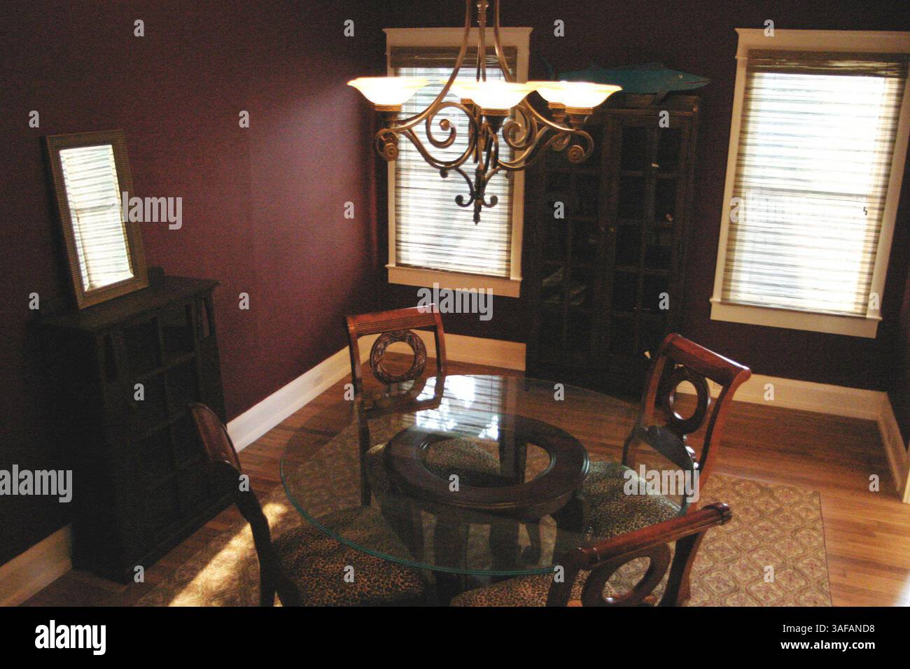 LÉGENDE : ( TAMPA 9/14/2005). La salle à manger de Rich Guagliardo, (cq), et Claude Maggi, (cq), résidents de Seminole Heights, situé au large de McBerry, à Tampa, Floride, le mercredi 14 septembre, 2005. Guageliardo et Maggi restaurent un bungalow enveloppant de style porche des années 1920 construit par un propriétaire foncier d'origine dans la région. (Photo Times de William Dunkley)..RÉSUMÉ DE L'HISTOIRE :. Claude Maggi, (cq), et Rich Guagliardo, (crédit image : St Petersburg Times/ZUMAPRESS.com) Banque D'Images