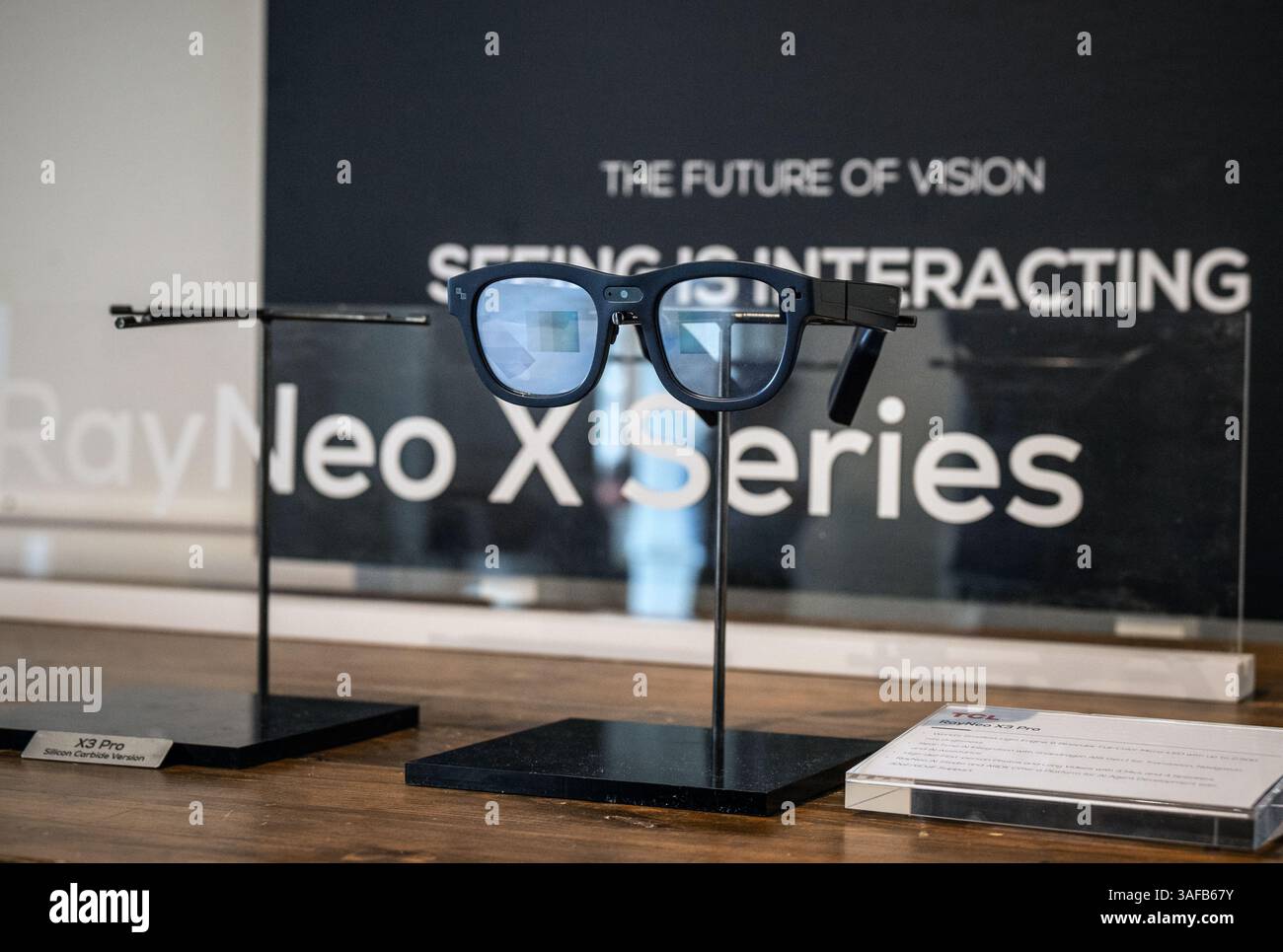 Barcelone, Espagne – 2 mars 2025 : lunettes AR de la série RayNeo X de TCL exposées Banque D'Images