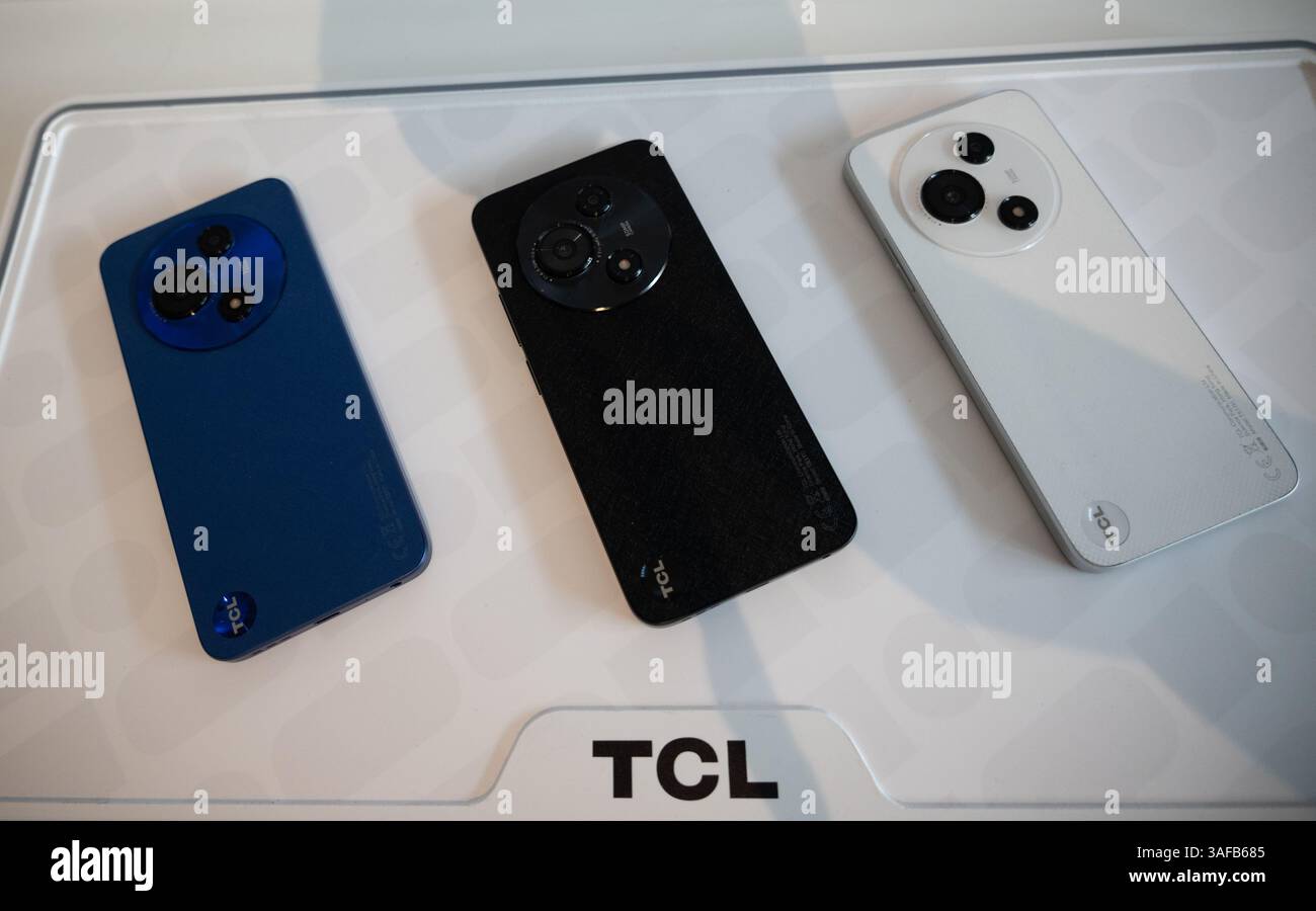 Barcelone, Espagne – 2 mars 2025 : ligne téléphonique TCL en trois couleurs Banque D'Images