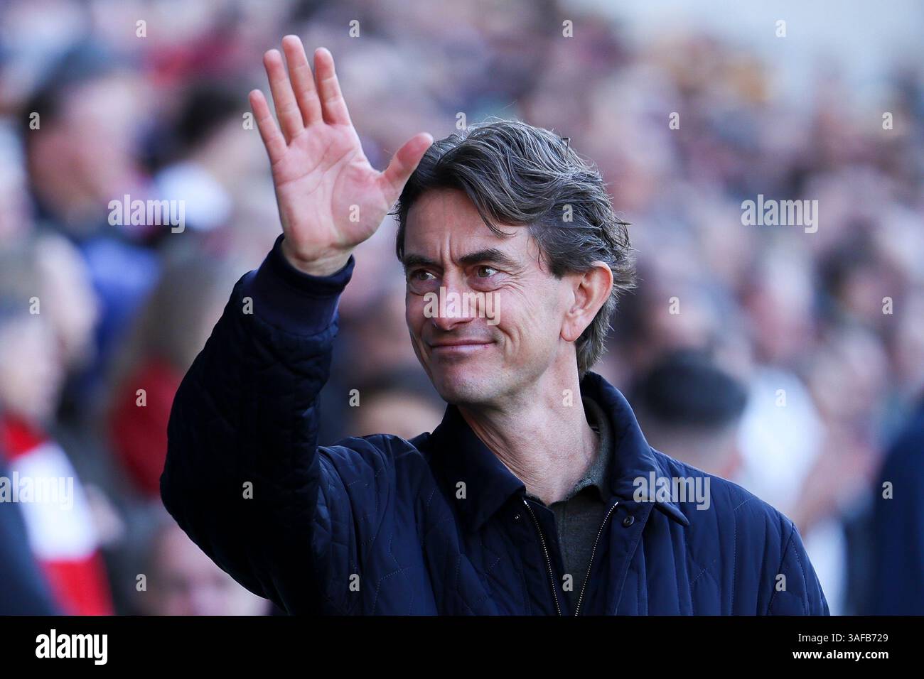 6 avril 2025 ; Gtech Community Stadium, Brentford, Londres, Angleterre ; premier League Football, Brentford contre Chelsea ; Thomas Frank Manager de Brentford salue les fans avant le coup d'envoi Banque D'Images