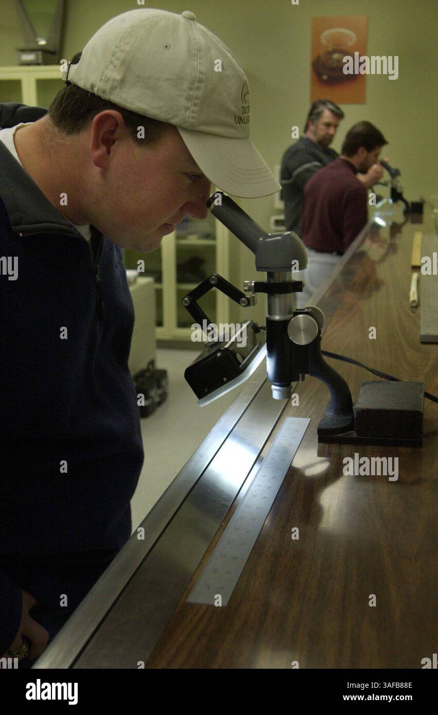 À l'Institut national des normes et de la technologie de Gaithersburg, John L. Sullivan apprend à lire un microscope dans l'étalonnage d'une règle en acier. Il suit un cours appelé introduction de base au séminaire de métrologie pour les états, le jeudi 28 février 2002. (Crédit image : The Washington Times/ZUMAPRESS.com) Banque D'Images