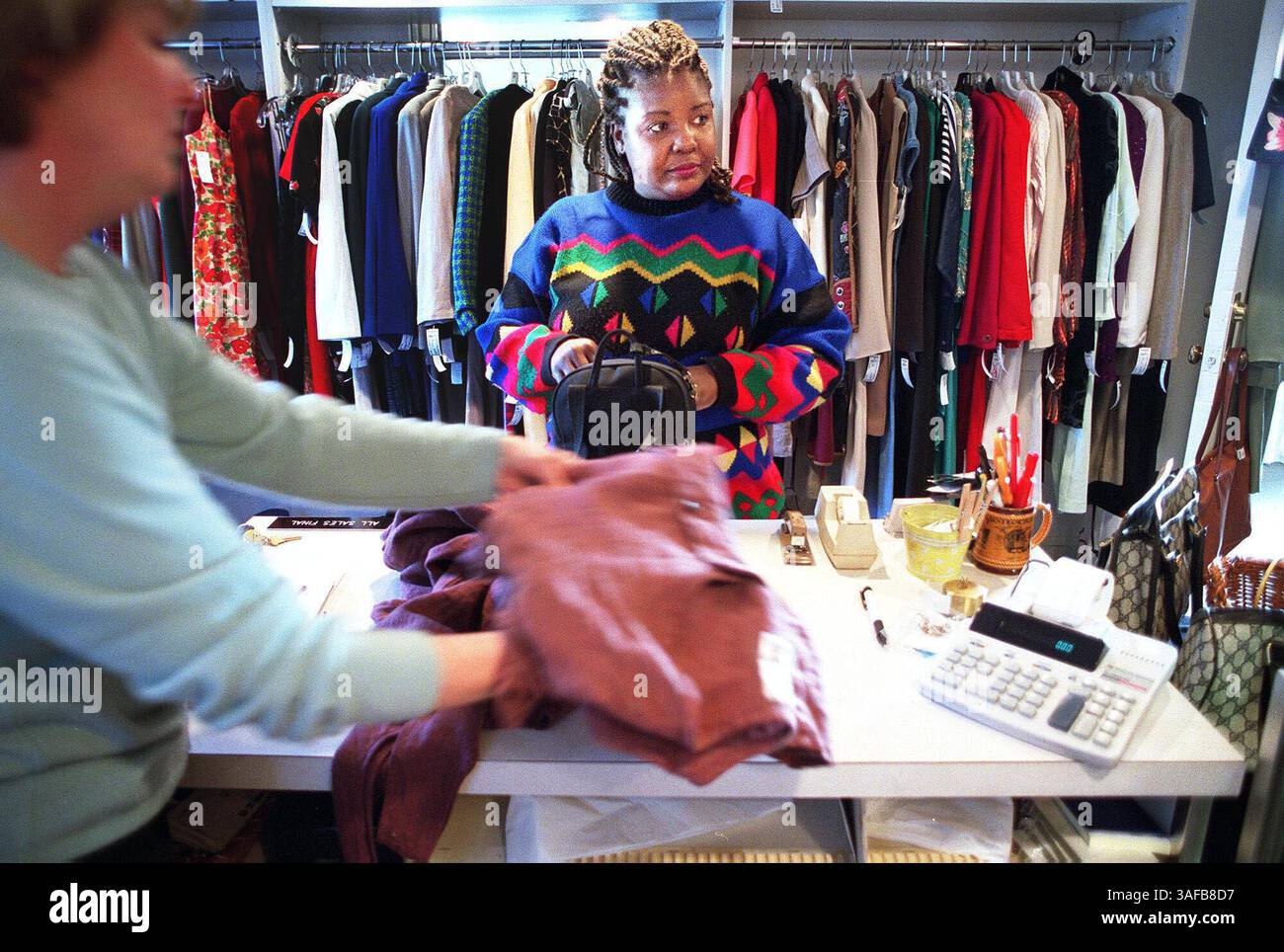 ''J'aime la conversation, les prix et la qualité des vêtements'', a déclaré Georgia Corley, de Waldorf, MD. ''C'est juste un magasin tellement amusant et il y a un peu de tout'', a poursuivi Corley. Elle a magasiné à la fois n'est pas assez magasin de consignation à Alexandria, va, depuis plus de cinq ans, le 4 mars 2002. Mary JO Oranburg, à gauche, est la propriétaire de la boutique. (Crédit image : The Washington Times/ZUMAPRESS.com) Banque D'Images