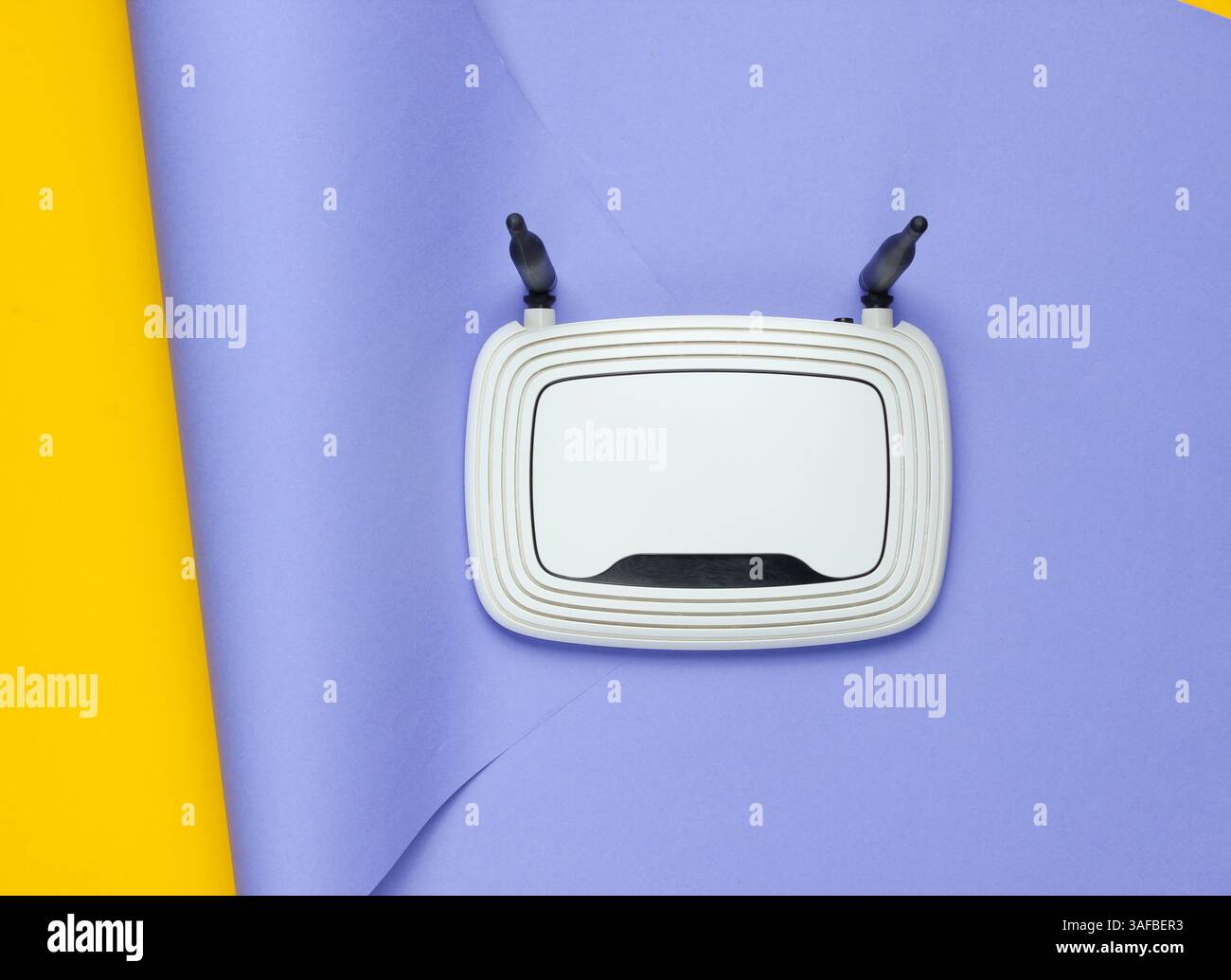 Routeur Wi-fi sur fond de papier enveloppé. Tendance aux couleurs pastel, nature morte minimaliste. Gadgets modernes. Vue de dessus Banque D'Images