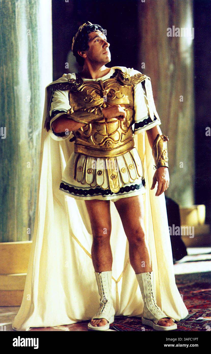 24 janvier 2002 ; Paris, FRANCE ; Filephoto : date inconnue. L'acteur et réalisateur français ALAIN CHABAT dans le rôle de Ceasar dans 'Astérix et Obélix, Mission Cléopatre'. Le film, sorti dans 950 salles, est le plus cher de France à ce jour avec 50,31 millions d'euros (43,26 millions de dollars). (Image de crédit : ZUMA Press/ZUMAPRESS.com) Banque D'Images