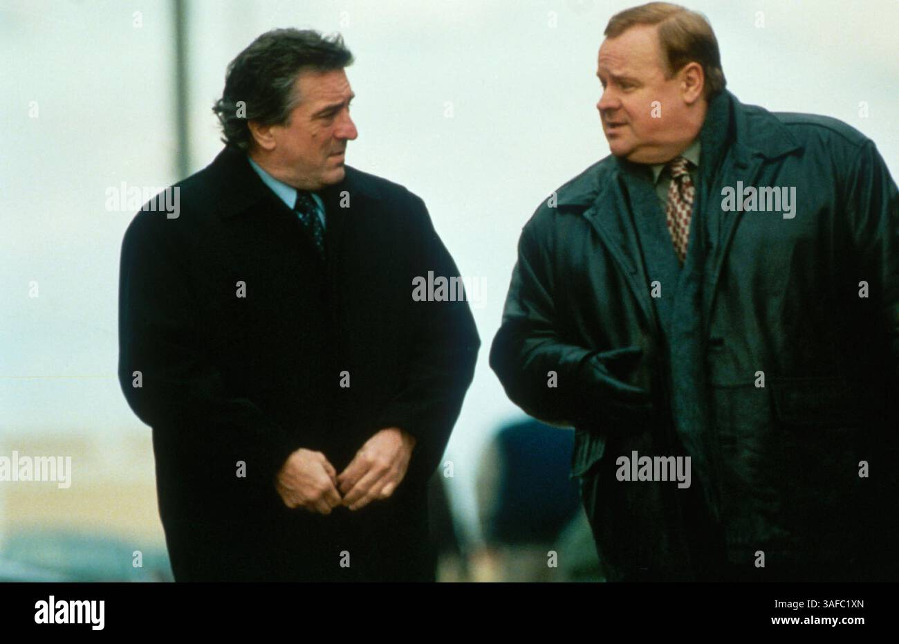 20 février 2002 ; long Island, NY, États-Unis ; photos du film de « City by the Sea » diffusées en avril 2002, mettant en vedette ROBERT DE NIRO dans le rôle du détective Vincent LaMarca et GEORGE DZUNDZA dans le rôle du régl. (Image de crédit : ZUMA Press/ZUMAPRESS.com) Banque D'Images