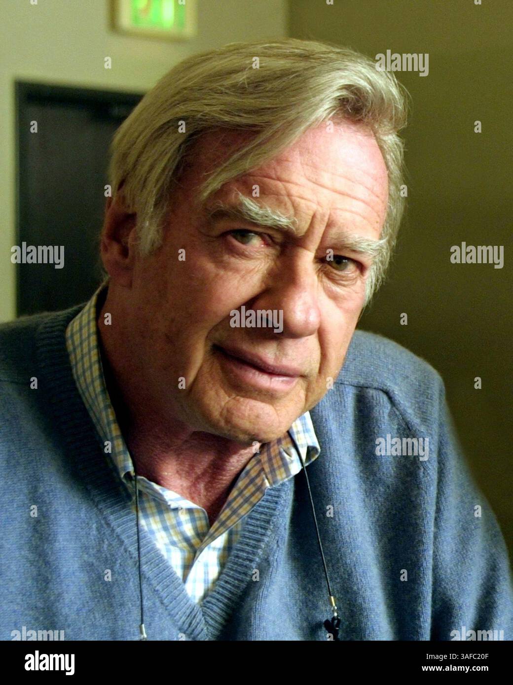 11 février 2002 ; Hollywood, CA, États-Unis ; le réalisateur John Frankenheimer du film « Path to War » de HBO. (Image de crédit : ZUMA Press/ZUMAPRESS.com) Banque D'Images