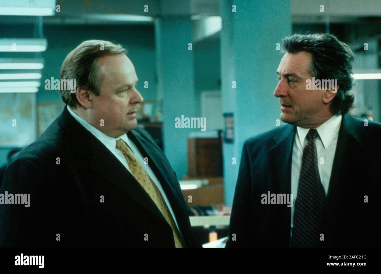 20 février 2002 ; long Island, NY, États-Unis ; photos du film de « City by the Sea » diffusées en avril 2002, mettant en vedette ROBERT DE NIRO dans le rôle du détective Vincent LaMarca et (l) GEORGE DZUNDZA dans le rôle du Régl.. (Image de crédit : ZUMA Press/ZUMAPRESS.com) Banque D'Images