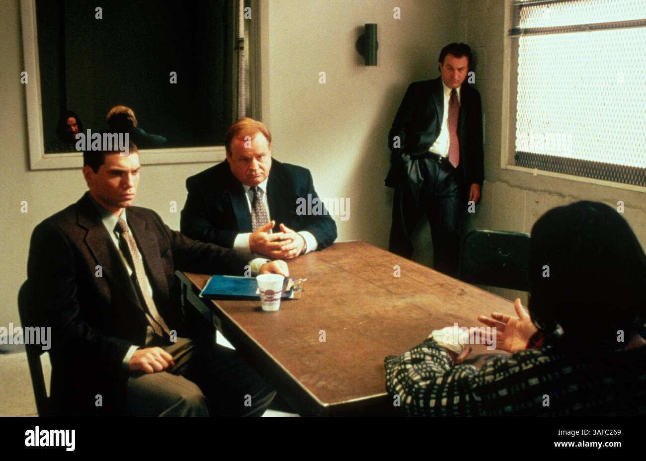 20 février 2002 ; long Island, NY, États-Unis ; photos du film de « City by the Sea » diffusées en avril 2002, mettant en vedette ROBERT DE NIRO dans le rôle du détective Vincent LaMarca, GEORGE DZUNDZA dans le rôle de Reg et ANGEL FELICIANO dans le rôle de Tom. (Image de crédit : ZUMA Press/ZUMAPRESS.com) Banque D'Images