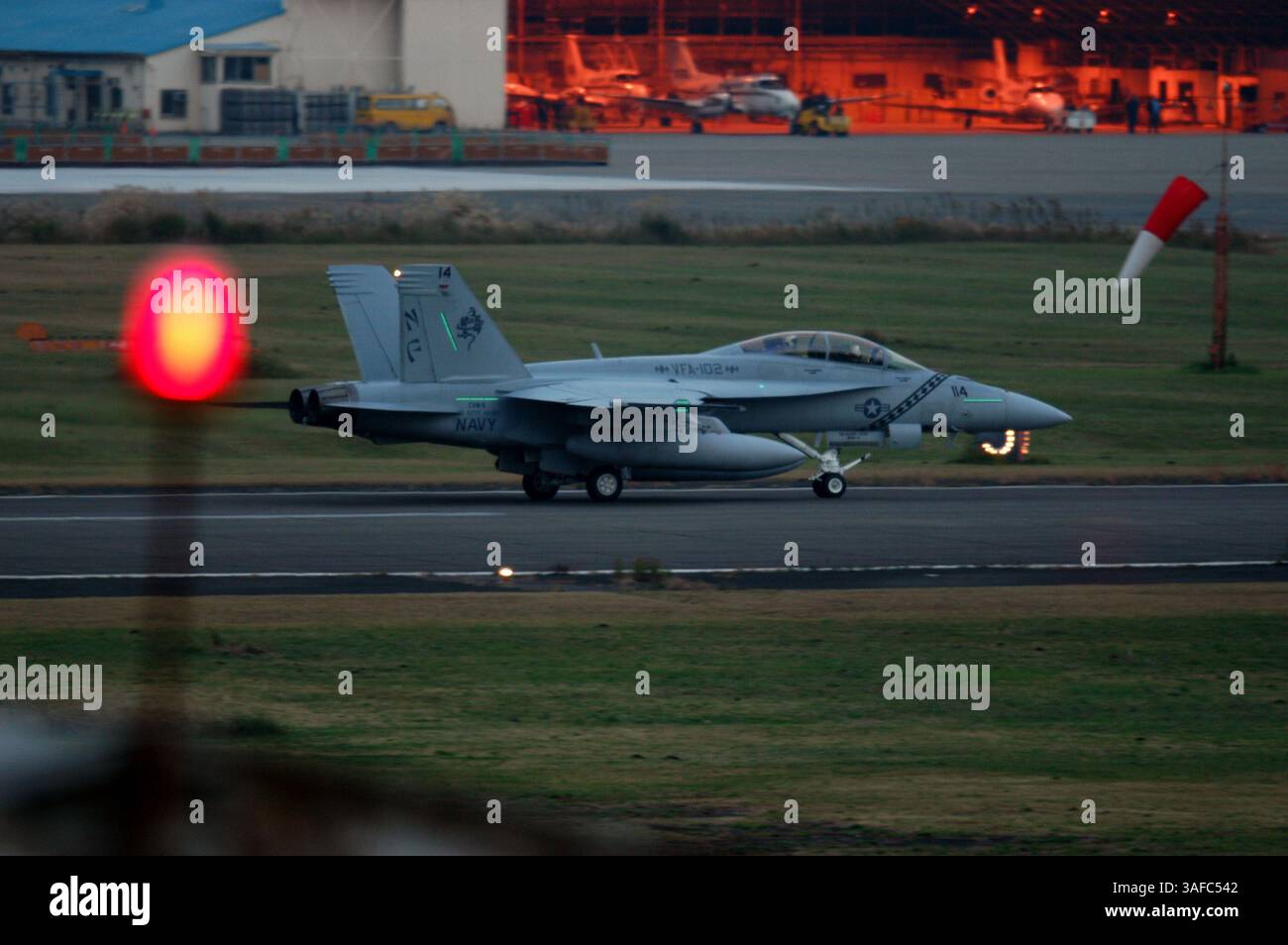 13 novembre 2003 ; Atsugi, Japon ; un F/A-18F Super Hornet affecté aux 'Diamondbacks' du Strike Fighter Squadron One Zero Two (VFA-102), atterrit à la Naval Air Facility Atsugi Japan. Le VFA-102, nouvellement affecté à la Five du Carrier Air (CVW-5), est le premier escadron de Super Hornet déployé en permanence à l'avant à l'extérieur des États-Unis. (Image de crédit : ZUMA Press/ZUMAPRESS.com) Banque D'Images