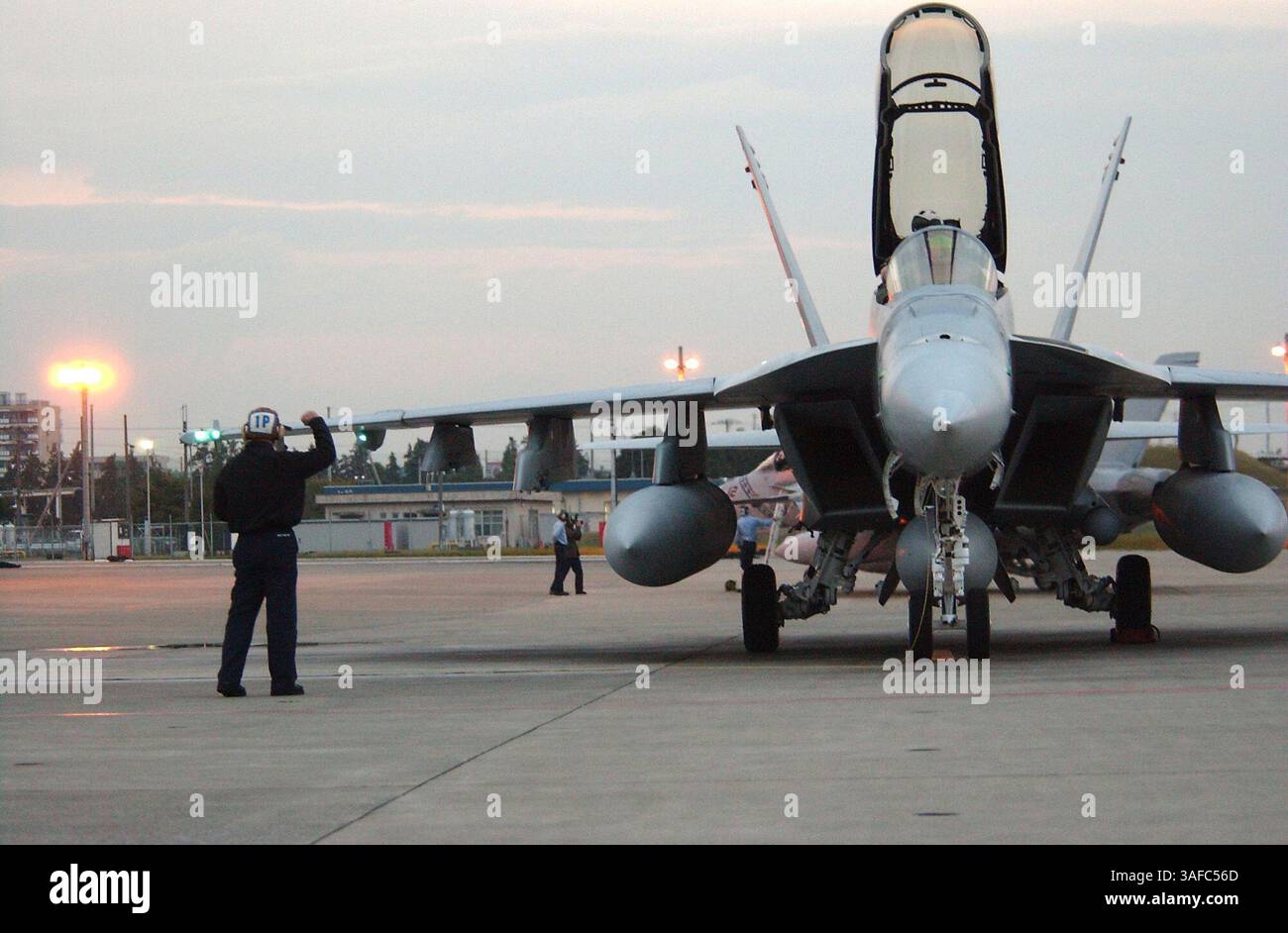 13 novembre 2003 ; Atsugi, Japon ; un F/A-18F Super Hornet affecté aux 'Diamondbacks' du Strike Fighter Squadron One Zero Two (VFA-102), atterrit à la Naval Air Facility Atsugi Japan. Le VFA-102, nouvellement affecté à la Five du Carrier Air (CVW-5), est le premier escadron de Super Hornet déployé en permanence à l'avant à l'extérieur des États-Unis. (Image de crédit : ZUMA Press/ZUMAPRESS.com) Banque D'Images