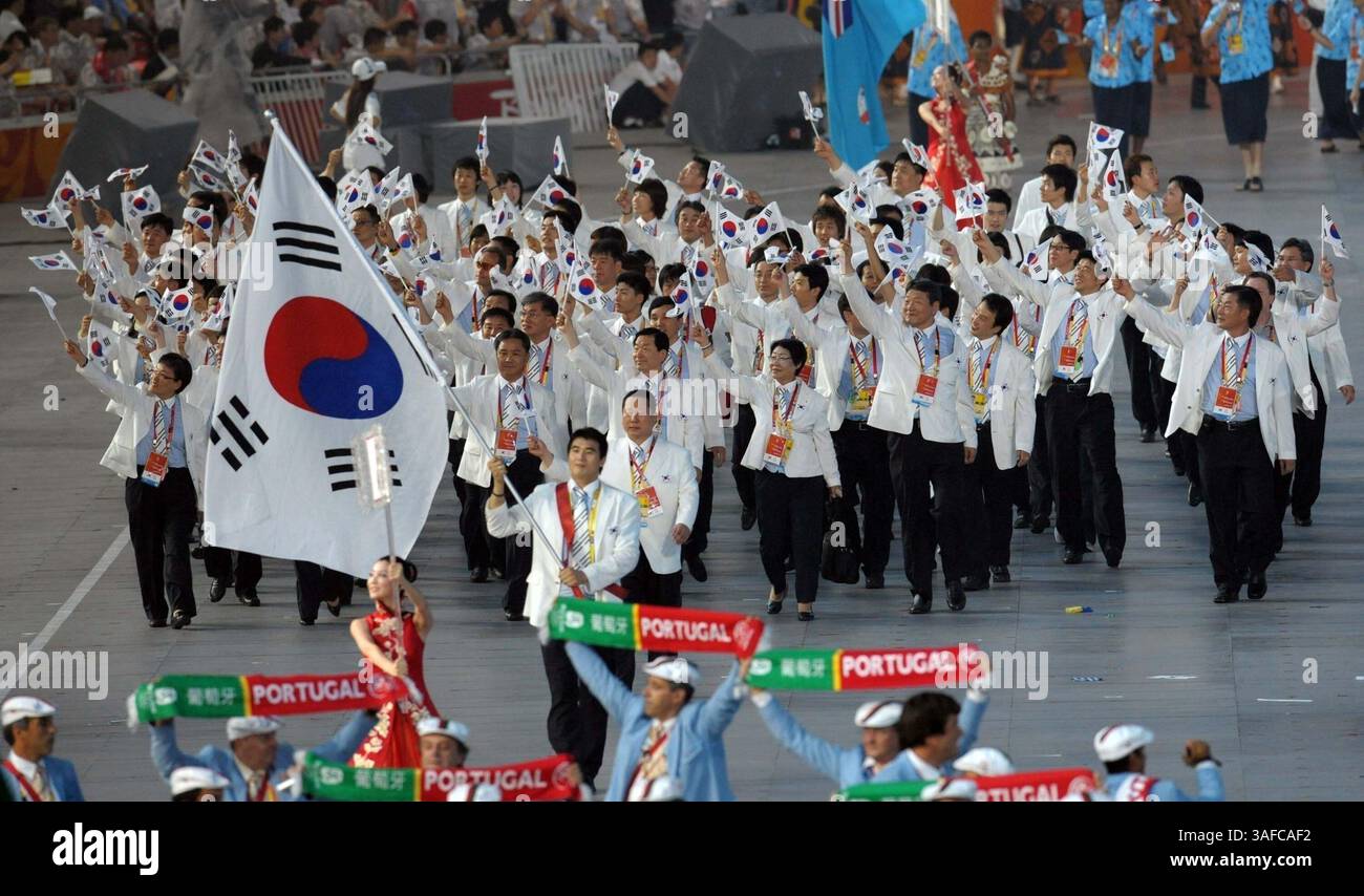 08 août 2008 - Pékin, CHINE - les athlètes olympiques de Corée du Sud arrivent lors de la cérémonie d'ouverture des Jeux olympiques de Pékin 2008. Les cérémonies d'ouverture se sont avérées être un événement spectaculaire avec des milliers d'artistes et d'énormes productions scéniques qui ont séduit la foule pour les Jeux olympiques de 2008 (crédit image : ZUMA Press/ZUMAPRESS.com) Banque D'Images