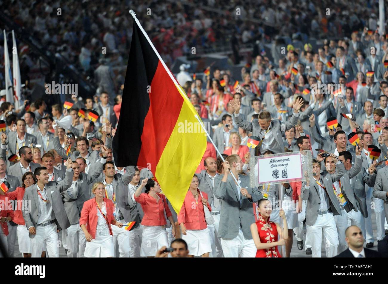 08 août 2008 - Pékin, CHINE - les athlètes olympiques allemands arrivent lors de la cérémonie d'ouverture des Jeux olympiques de Pékin 2008. Les cérémonies d'ouverture se sont avérées être un événement spectaculaire avec des milliers d'interprètes et d'énormes productions scéniques qui ont séduit la foule pour les Jeux olympiques de 2008. Le gymnaste chinois Li Ning, qui a remporté six médailles aux Jeux olympiques de 1984, s'envole dans le stade pour allumer la flamme olympique (crédit image : ZUMA Press/ZUMAPRESS.com) Banque D'Images