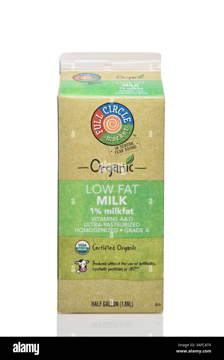 IRVINE, CALIFORNIE - 6 avril 2025 : carton de lait biologique à faible teneur en matières grasses de Full Circle Market Banque D'Images