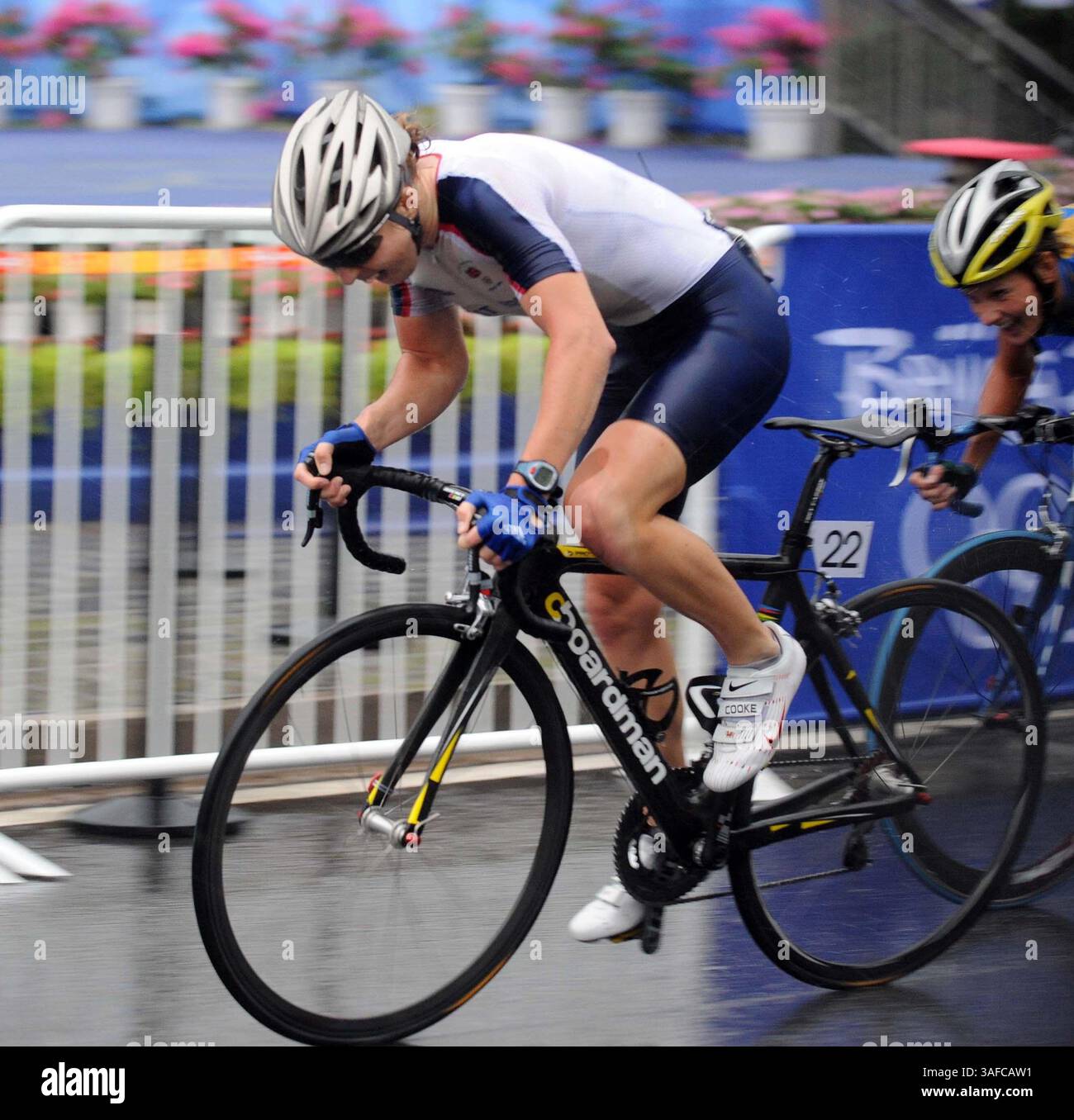 10 août 2008 - Pékin, Chine - la Britannique NICOLE COOKE se prépare jusqu'à la ligne d'arrivée lors de la course cycliste féminine sur route des Jeux Olympiques de Pékin 2008 à Pékin, Chine, le 10 août 2008. Nicole Cooke a remporté l'or dans l'épreuve (crédit image : ZUMA Press/ZUMAPRESS.com) Banque D'Images