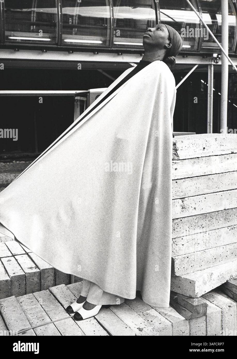 21 avril 2003 ; Paris, FRANCE ; photo de dossier : (mars, 1977) ; NINA SIMONE, la légendaire chanteuse américaine de jazz et blues, est décédée à l'âge de 70 ans chez elle dans le sud de la France. SIMONE était l'une des dernières divas du jazz et était considérée comme l'un des meilleurs auteurs-compositeurs et musiciens de son époque. . (Image de crédit : Keystone Canada/ZUMAPRESS.com) Banque D'Images