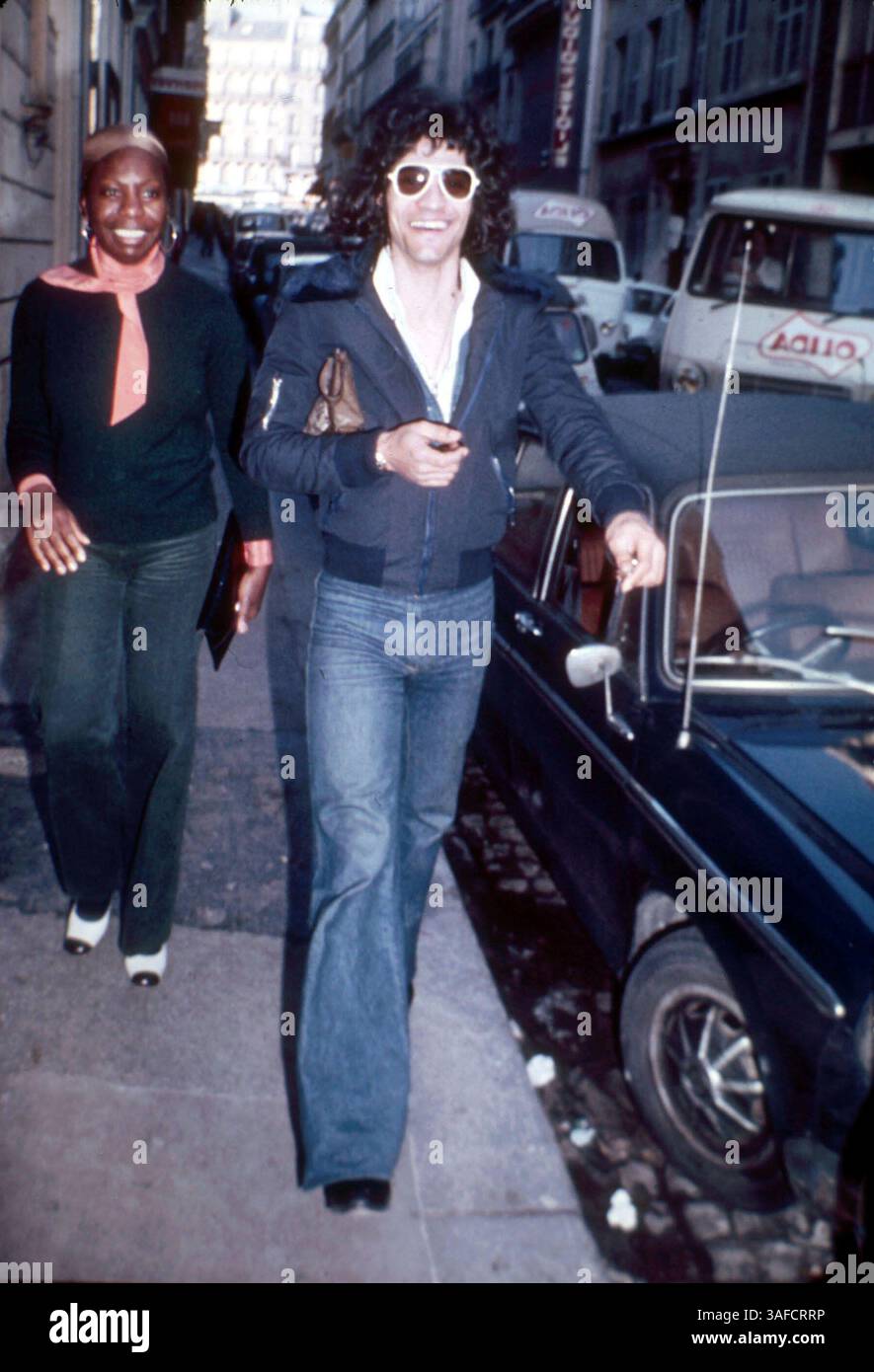 21 avril 2003 ; Paris, FRANCE ; photo de dossier : (mars, 1977) ; NINA SIMONE, (à gauche) la légendaire chanteuse américaine de jazz et blues est décédée à l'âge de 70 ans chez elle dans le sud de la France. SIMONE était l'une des dernières divas du jazz et était considérée comme l'un des meilleurs auteurs-compositeurs et musiciens de son époque. . (Image de crédit : Keystone Canada/ZUMAPRESS.com) Banque D'Images