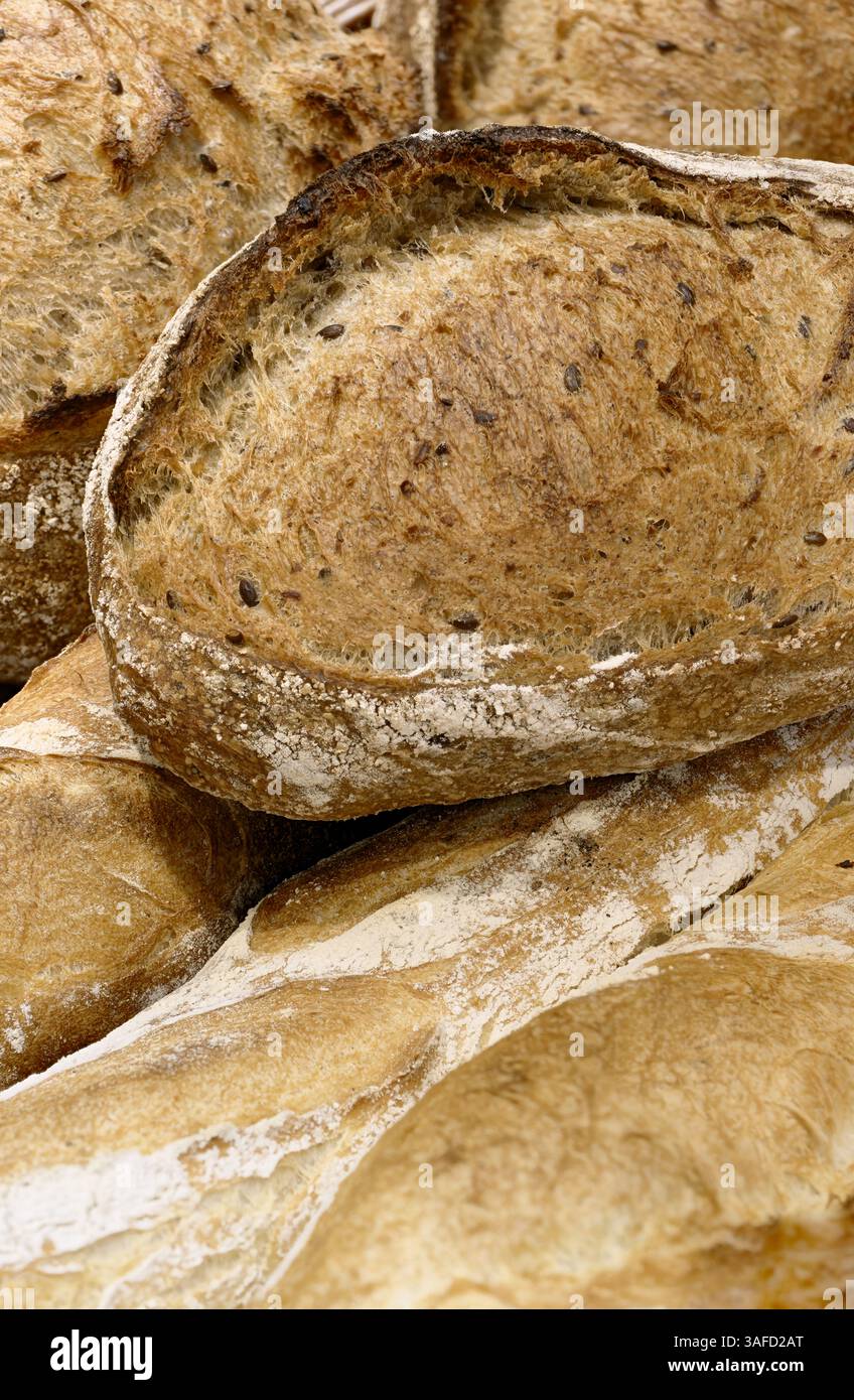 Pain traditionnel fait maison avec des grains entiers, gros plan, fond de boulangerie abstrait Banque D'Images