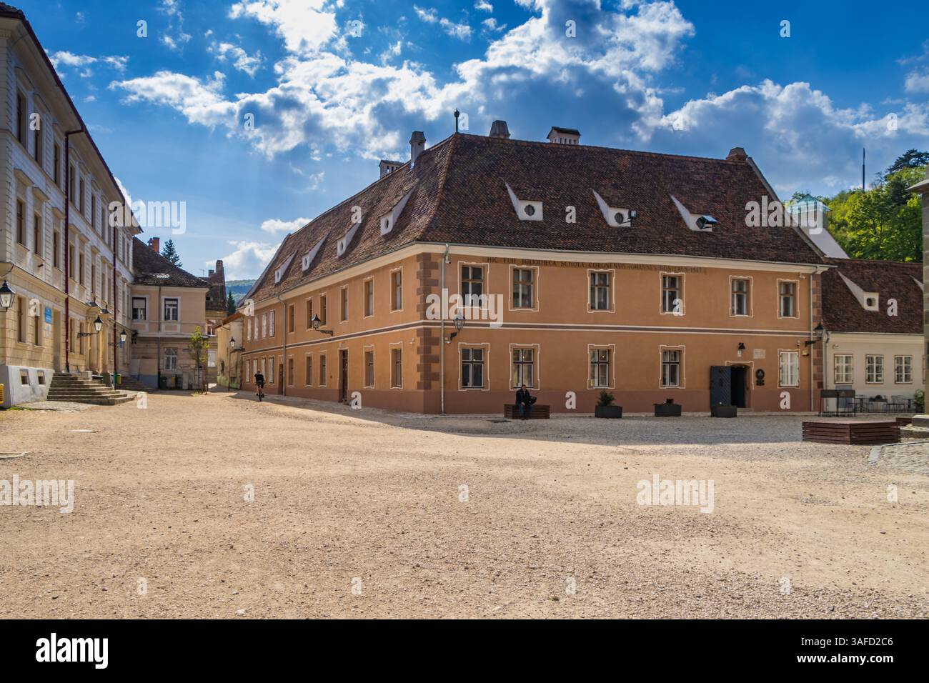 BRASOV, ROUMANIE. Rue étroite et vieilles maisons dans la vieille ville de Brasov , Roumanie Banque D'Images