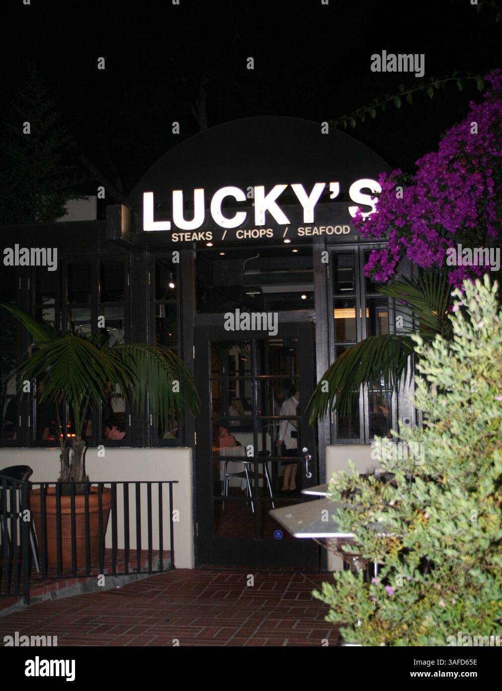 26 août 2006 ; Montecito, CA, États-Unis ; le restaurant Lucky's est l'idée de Gene Montesano, PDG de Lucky Brand Dungarees, et du chef James Sly. Ils se sont rencontrés quand Sly travaillait comme chef privé pour un des amis de Montesano. Sly a travaillé à l'Hôtel Ritz à Paris, chez Michel Guerard dans le sud de la France, et a été chef à l'Orangerie pendant un an. Lucky's est célèbre pour ses excellents steaks, ses fruits de mer et ses bars animés. (Crédit image : Camilla Zenz/ZUMAPRESS.com) Banque D'Images