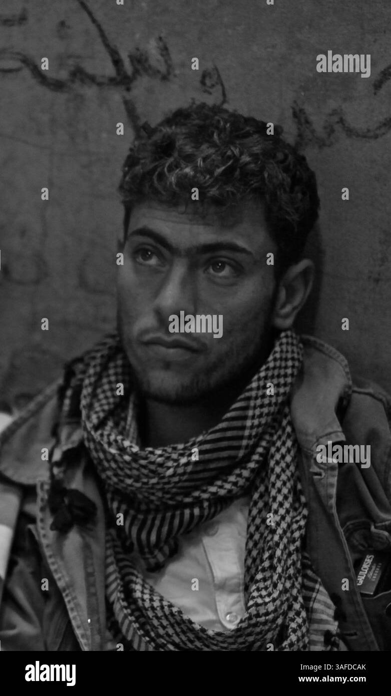 15 avril 2012 - Ramtha, Jordanie - des jeunes hommes comme ce jeune de 18 ans ont été forcés par leurs familles de fuir le pays en petits groupes pour se sauver de la chasse des armées syriennes pour combattre les hommes en âge de combattre, lui et son groupe sont arrivés au camp de transition Al Ramtha en Jordanie il y a un mois. Les responsables des agences des Nations Unies pour les réfugiés disent que quelque 300 000 réfugiés syriens ont traversé la frontière pour entrer dans le Royaume jordanien pour fuir la violence dans leur pays. (Crédit image : © Omar Alkalouti/ZUMAPRESS.com) Banque D'Images