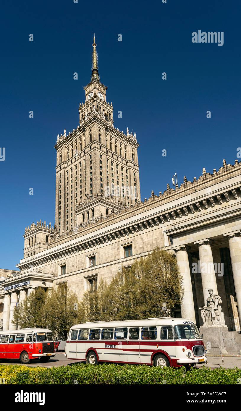 Bus vintage devant le Palais de la culture et de la Science extérieur du bâtiment emblématique à varsovie pologne par jour ensoleillé Banque D'Images