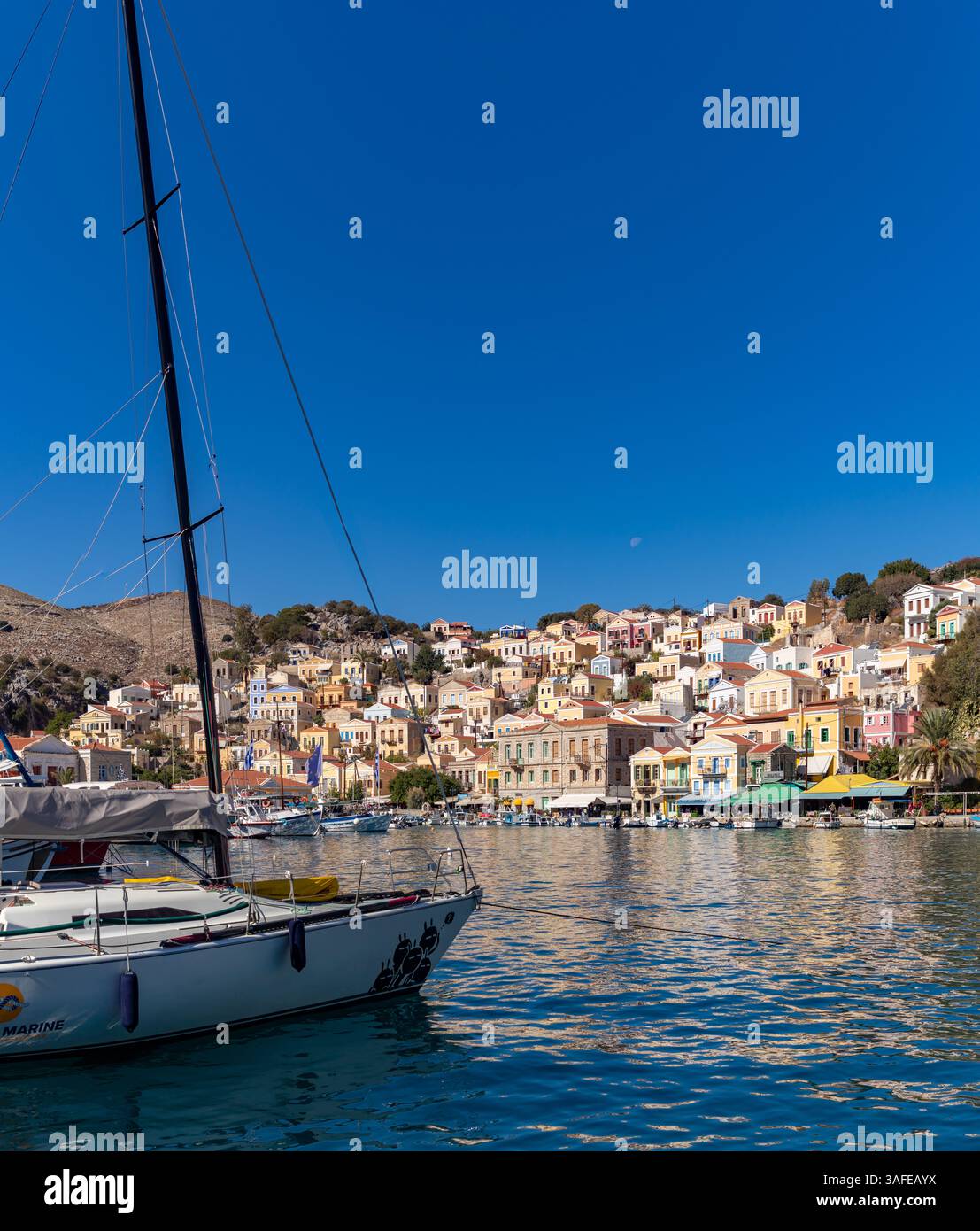 Une photo de la ville colorée d'Ano Symi sur l'île de Symi. Banque D'Images
