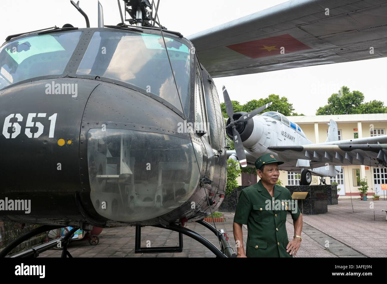VIETNAM, Hanoi, Musée militaire, matériel militaire et débris de guerre ...